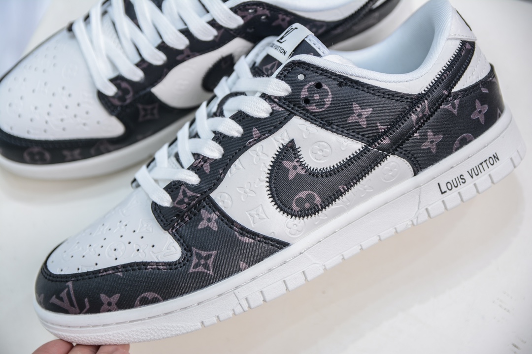 LV x Nike Dunk Low 白黑印花 此款主张打破传统的工业化流水线设计限制 DQ1098-361