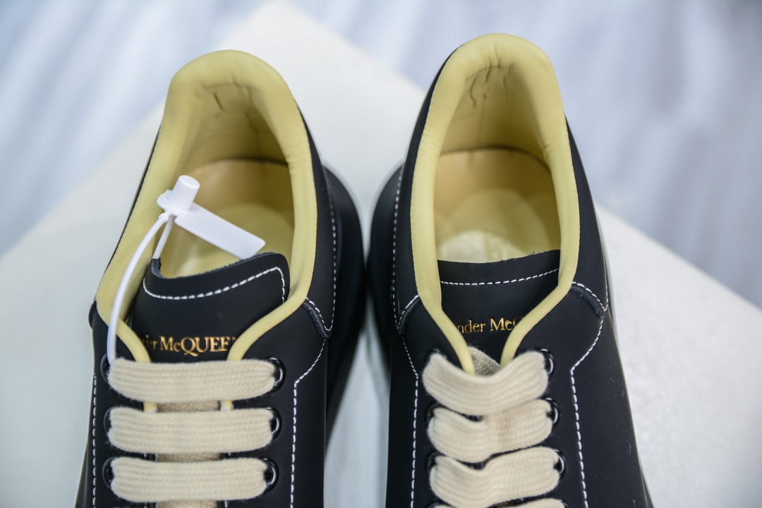 意大利高奢品牌Alexander McQueen亚历山大·麦昆 Sole Leather Sneakers 低帮时装厚底休闲运动小白鞋 全黑白线