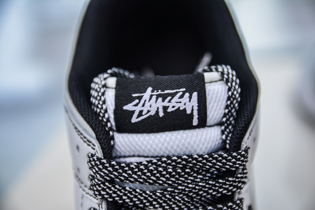 细节图
.
.
.
.
 市面 顶级纯原
【NK】
Nike SB Dunk Low x Stussy 斯图西白黑满天星 性价比品质 极力推荐 原装头层材料 独家版型蒸馏加工带来的是更好的视觉和脚感体验大厂纯原品质出货 清洁度 电绣工艺 皮料切割干净无任何毛边 细节完美
货号：FC1688-137
尺码：36 36.5 37.5 38 38.5 39 40 40.5 41 42 42.5 43 44 44.5 45