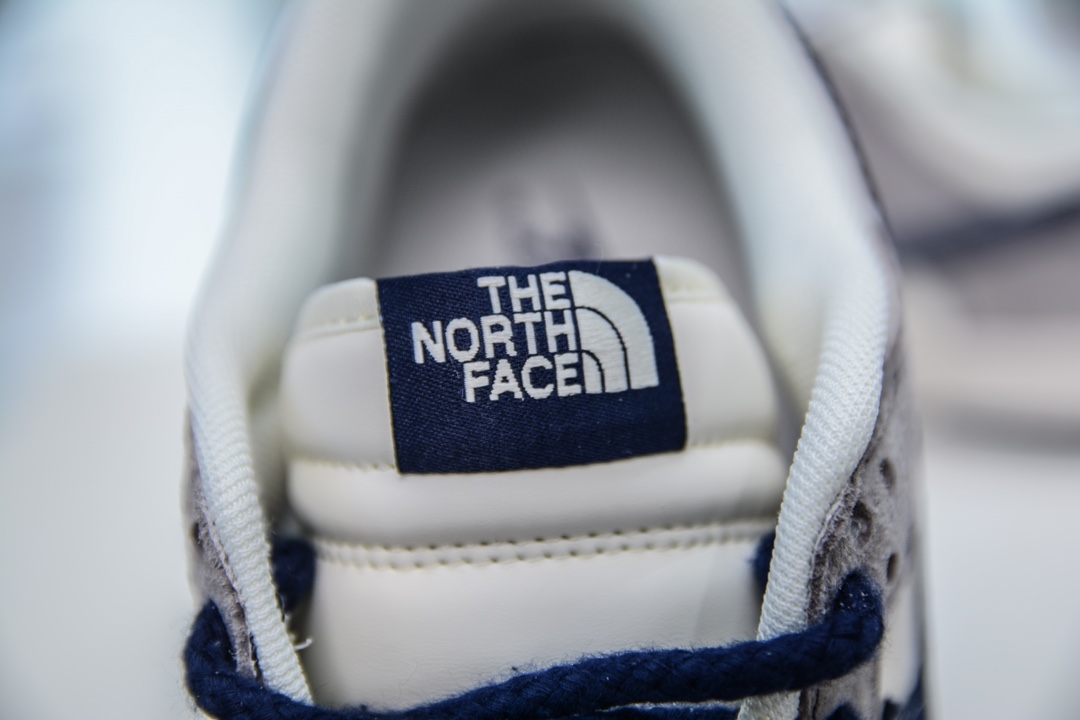 细节图  CX专供 毒版公司货 【NK】 Nike SB Dunk Low x The North Face 北面联名-白灰蓝双钩 纯原大厂出品 极力推荐 原装头层材料 独家版型蒸餾加工帶來的是更好的视觉和脚感体验大厂纯原品质出货 清洁度 电绣工艺 皮料切割干净无任何毛边 细节完美 货号:SJ1089-010