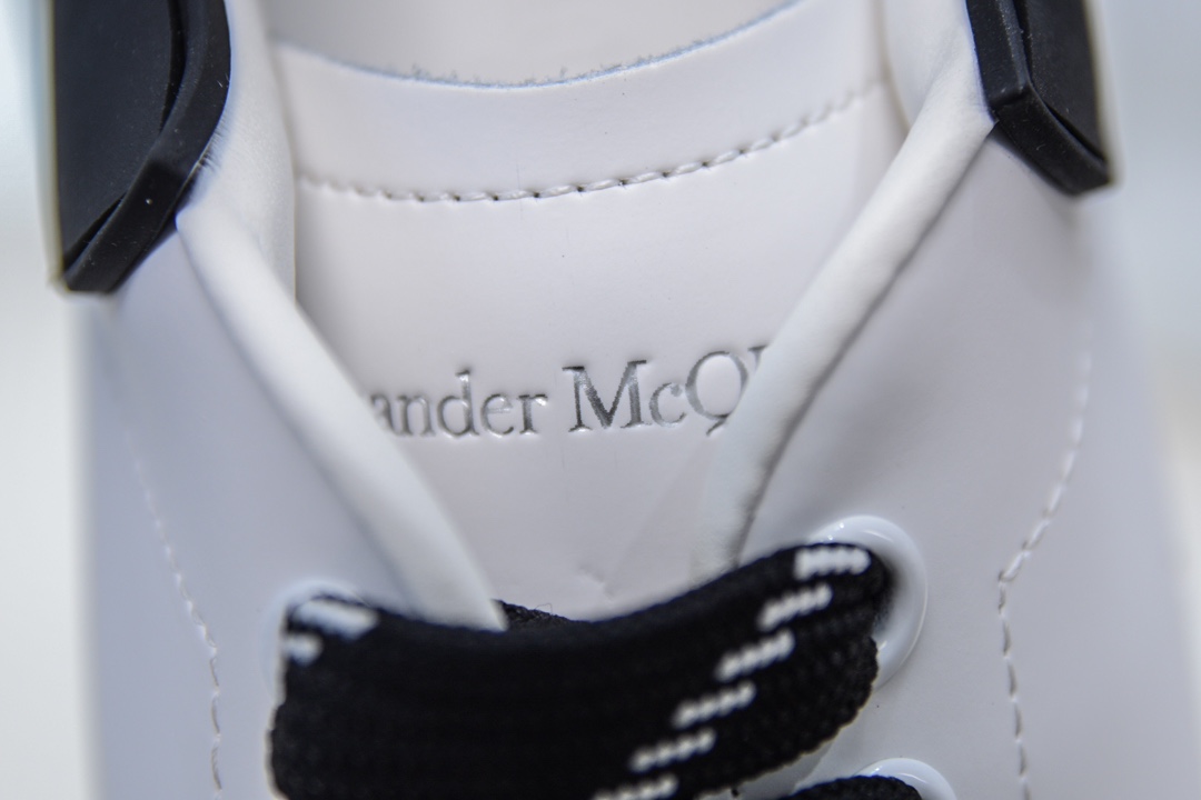 细节图
.
.
.
.
 CX专供 独家纯原
【MCQ】
意大利高奢品牌Alexander McQueen亚历山大·麦昆 Sole Leather Sneakers 低帮时装厚底休闲运动小白鞋 黑滴胶 广东品质工厂订单出品 全套专柜包装物及配件 外盒标嵌入核心防伪芯片装置,秒杀市面文案版本 意大利进口丝绸蜡感硬质小牛皮原装雪梨形超软沙绒纸团+细节制造精品 内外超软小羊皮贴脚透气及超软羊皮内里脚垫
尺码：35 36 37 38 39 40 41 42 43 44 45