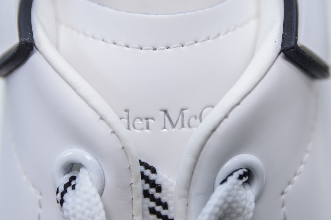 细节图
.
.
.
.
 CX专供 独家纯原
【MCQ】
意大利高奢品牌Alexander McQueen亚历山大·麦昆 Sole Leather Sneakers 低帮时装厚底休闲运动小白鞋 白滴胶 广东品质工厂订单出品 全套专柜包装物及配件 外盒标嵌入核心防伪芯片装置,秒杀市面文案版本 意大利进口丝绸蜡感硬质小牛皮原装雪梨形超软沙绒纸团+细节制造精品 内外超软小羊皮贴脚透气及超软羊皮内里脚垫
尺码：35 36 37 38 39 40 41 42 43 44 45