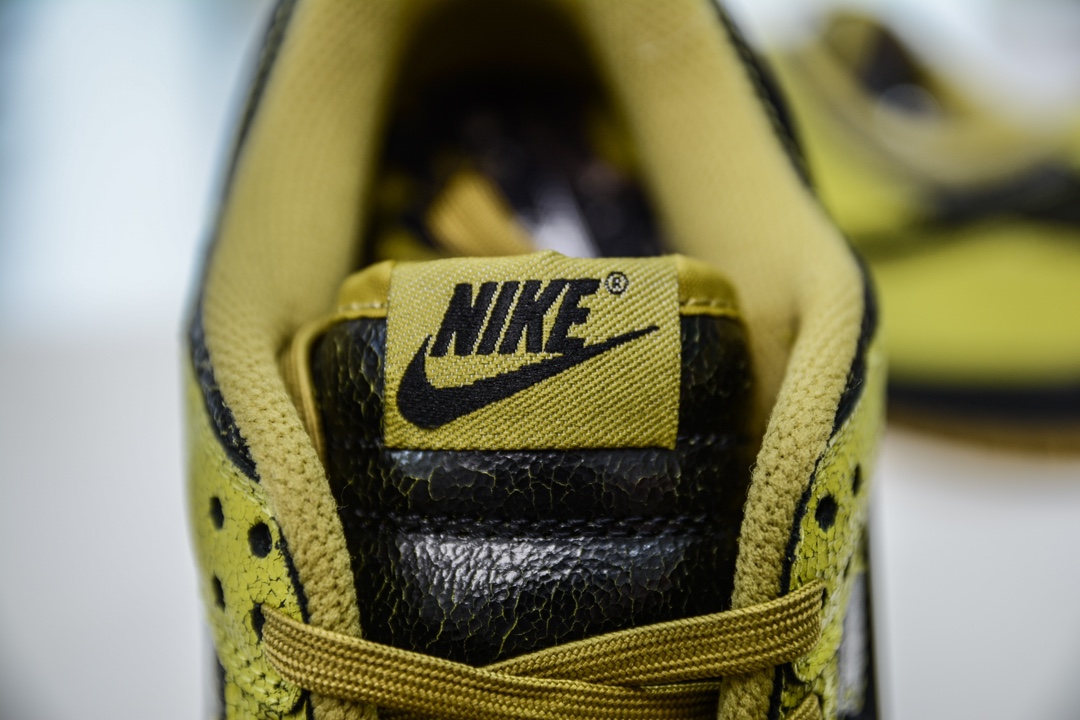 细节图
.
.
.
.
 CX专供 毒版公司货
【NK】
AY版纯原 终端供应 Nike Dunk Low Halloween 万圣节 黑绿以万圣节为主题，设计充满节日氛围。采用皮革材质，质感优良，带有独特的纹理效果，如龟裂纹理增加做旧感和视觉层次。最大的亮点是鞋头的浮雕造型骷髅头设计，带来视觉与个性的双重享受。
货号：HV6103-300 
尺码： 36 36.5 37.5 38 38.5 39 40 40.5 41 42 42.5 43 44 44.5 45 46 47.5