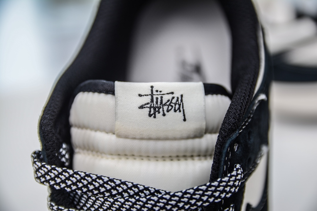 细节图
.
.
.
.
 CX专供 毒版公司货
【NK】
Nike SB Dunk Low x Stussy 斯图西联名-米黑满天星 纯原大厂出品 极力推荐 原装头层材料 独家版型蒸餾加工帶來的是更好的视觉和脚感体验大厂纯原品质出货 清洁度 电绣工艺 皮料切割干净无任何毛边 细节完美
货号：BB9898-008
尺码：36 36.5 37.5 38 38.5 39 40 40.5 41 42 42.5 43 44 44.5 45