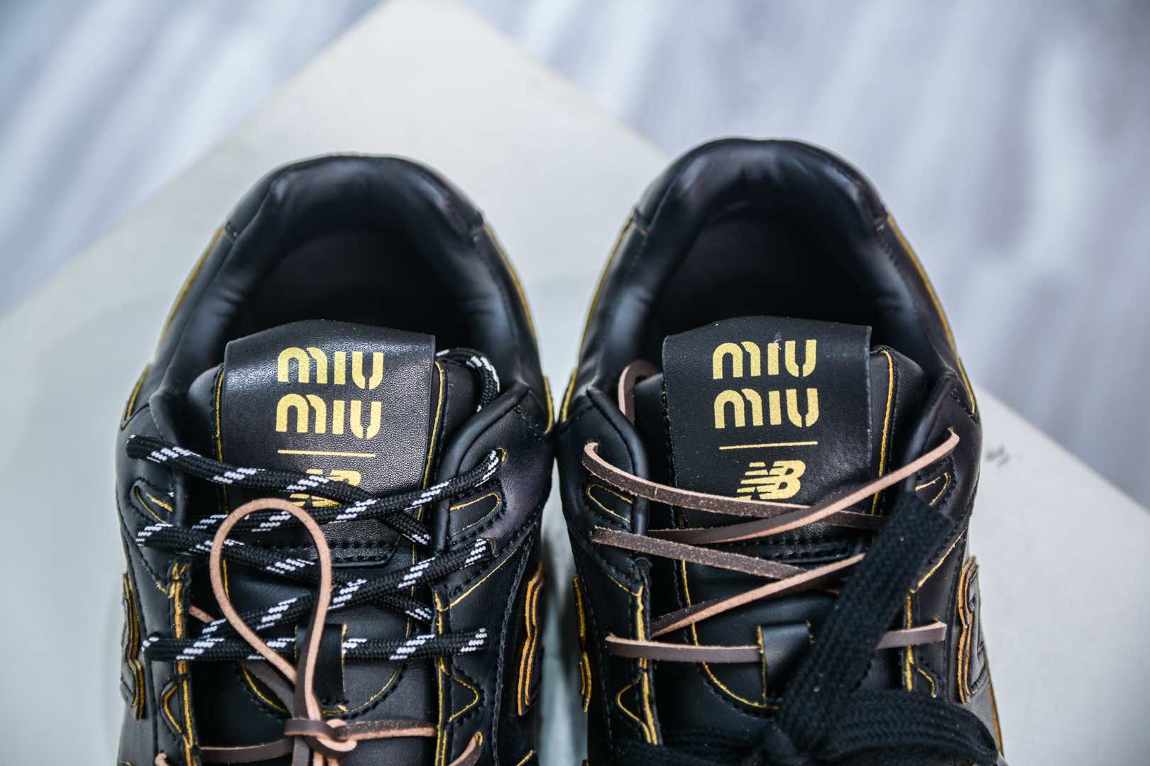 Miu Miu x New Balance联名款运动鞋 New Balance 530 学院少女风 联名款只保留了旧版NB530