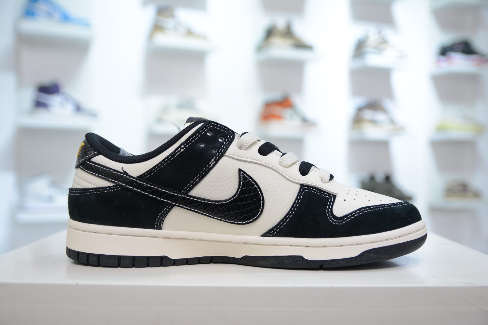 Nike SB Dunk Low x Supreme SUP蛇年限定 黑白金   XS1086-016