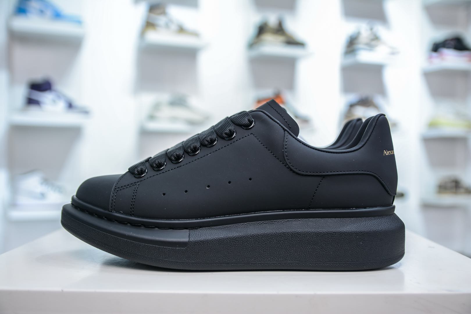 意大利高奢品牌-亚历山大·麦昆Alexander McQueen Oversized Sneakers 低帮时装厚底休闲运动小白板鞋