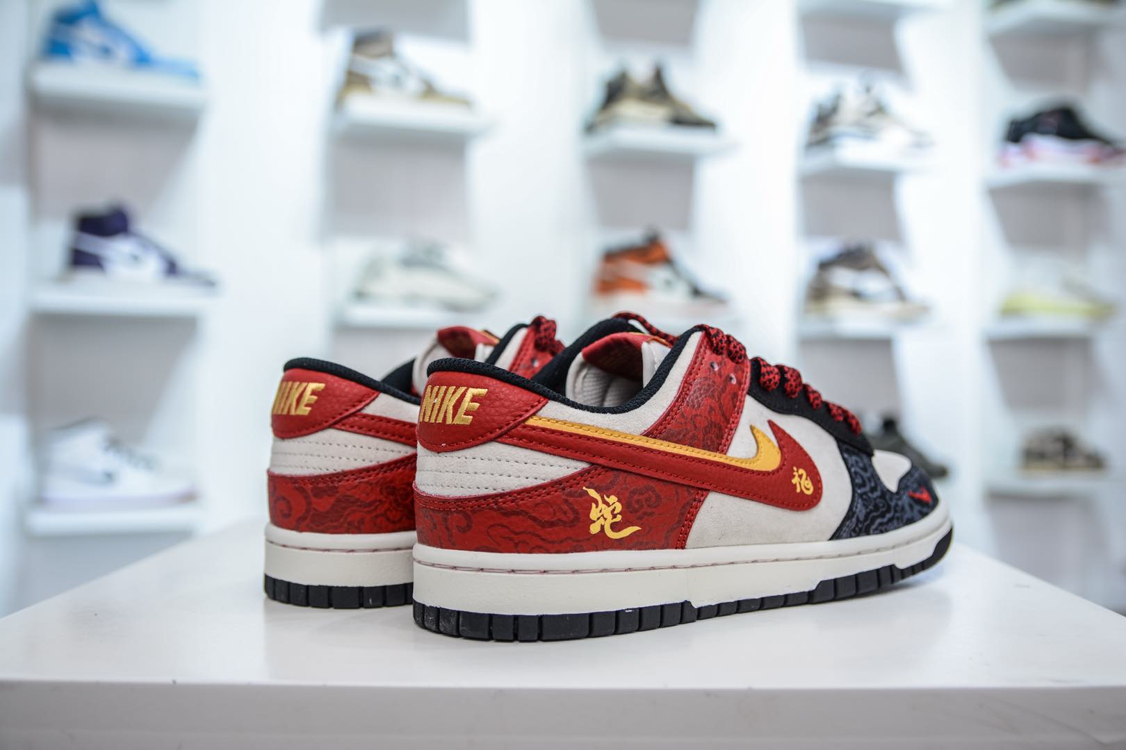 Nike SB Dunk Low 蛇年限定 暗纹双拼红黄勾  DJ2024-080