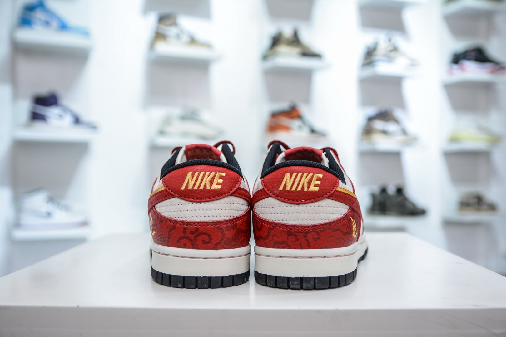 Nike SB Dunk Low 蛇年限定 暗纹双拼红黄勾  DJ2024-080