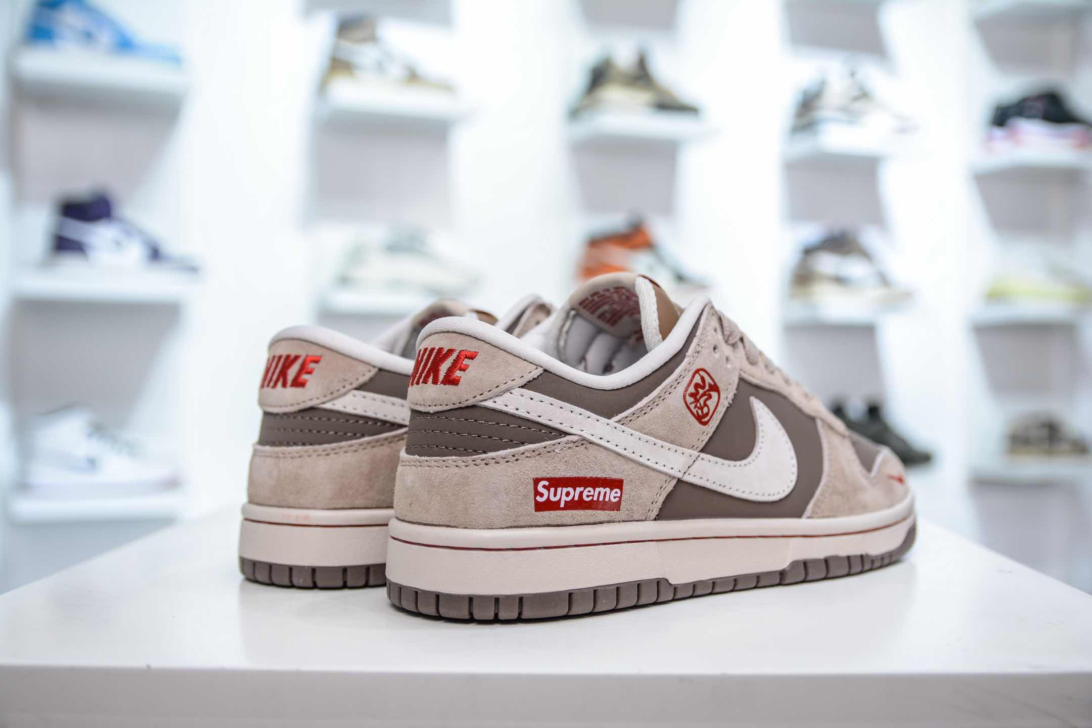 Nike SB Dunk Low x Supreme SUP蛇年限定-卡其灰红  AG3702-851