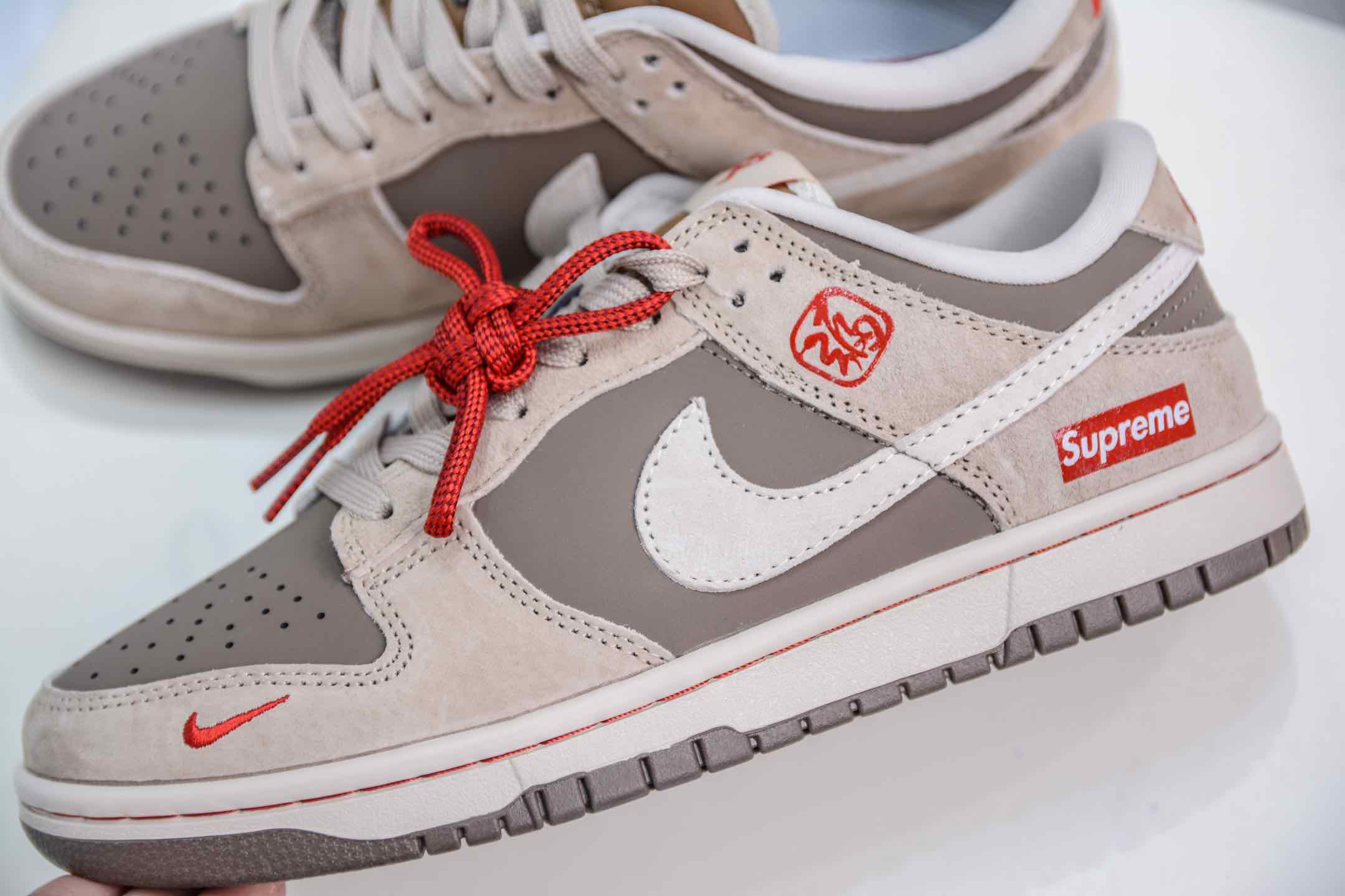 Nike SB Dunk Low x Supreme SUP蛇年限定-卡其灰红  AG3702-851