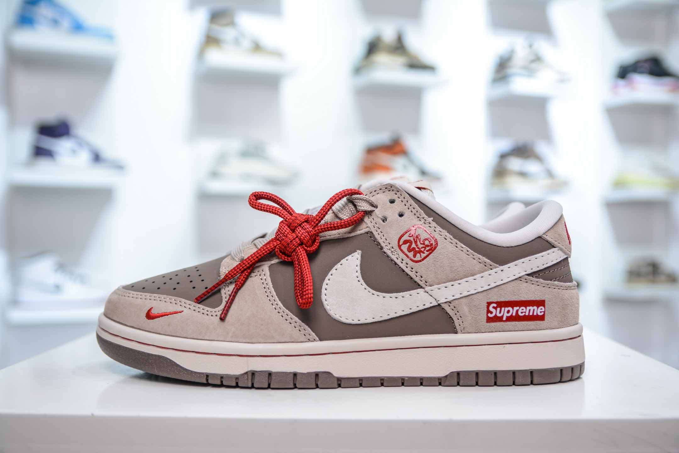 Nike SB Dunk Low x Supreme SUP蛇年限定-卡其灰红  AG3702-851