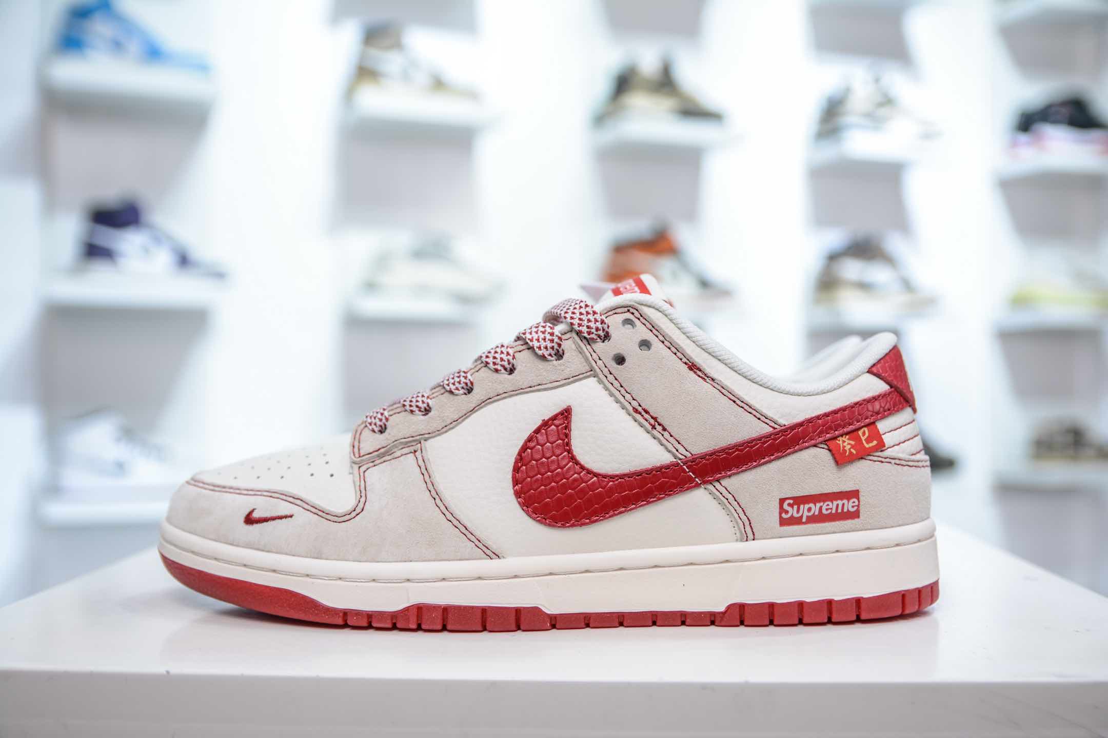 Nike SB Dunk Low x Supreme SUP蛇年限定 米白红   HH7518-029