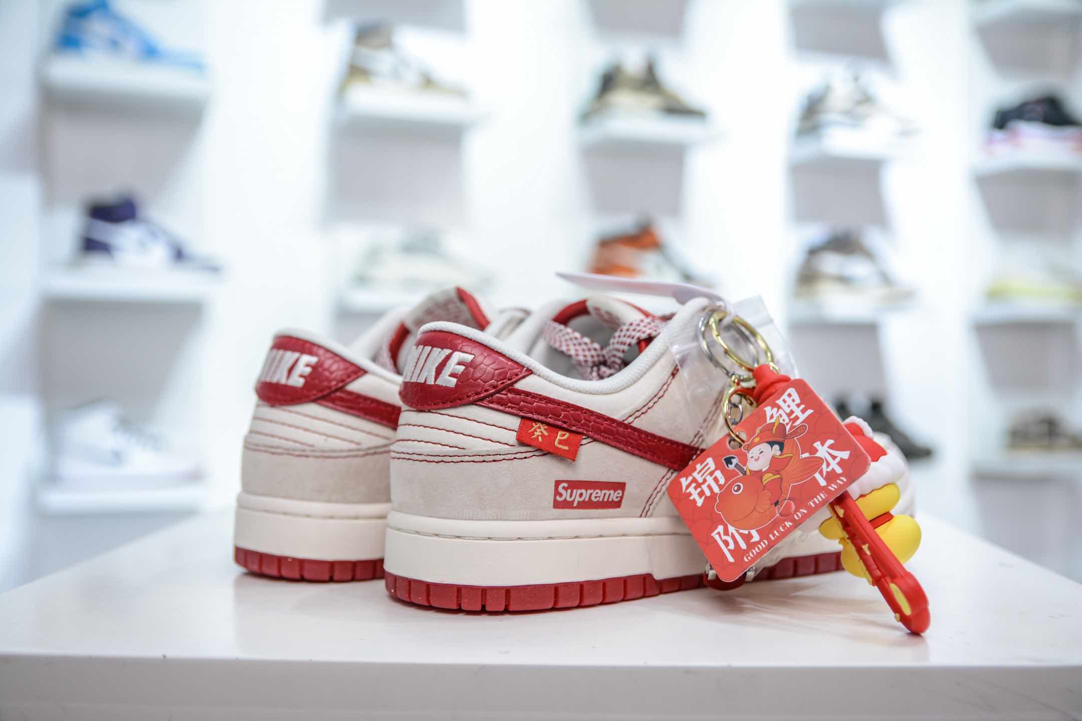 Nike SB Dunk Low x Supreme SUP蛇年限定 米白红   HH7518-029