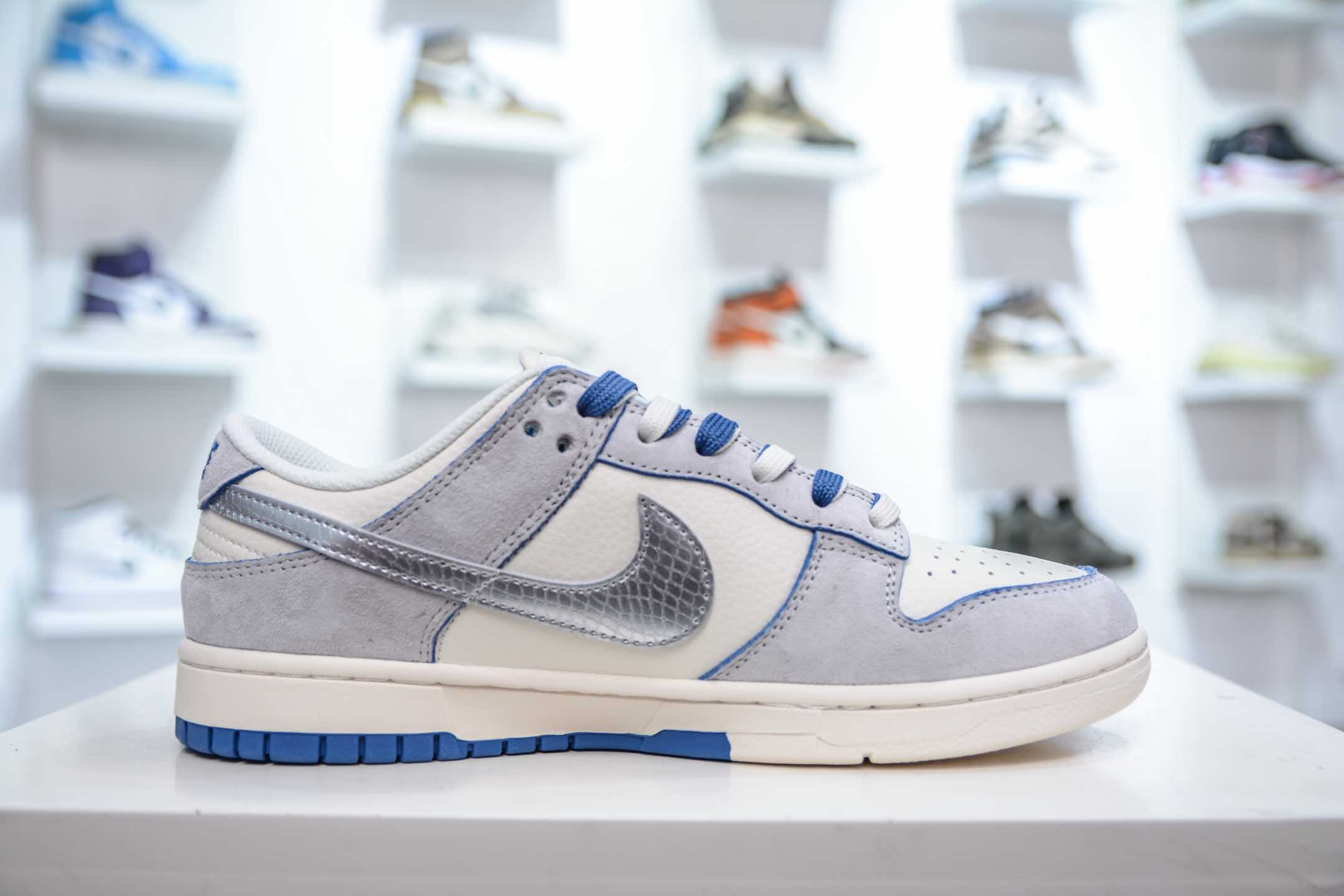 Nike SB Dunk Low x Stussy 斯图西蛇年限定-白灰蓝  DM6868-010