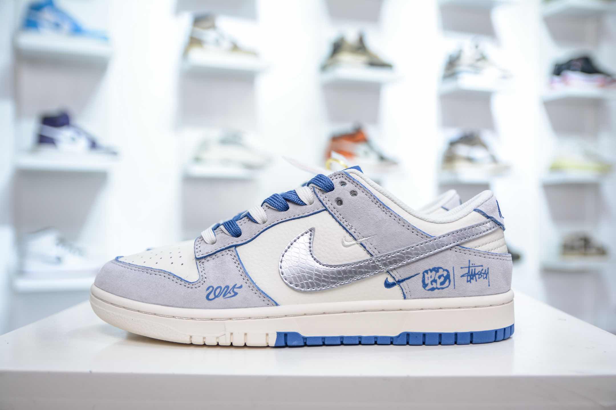 Nike SB Dunk Low x Stussy 斯图西蛇年限定-白灰蓝  DM6868-010