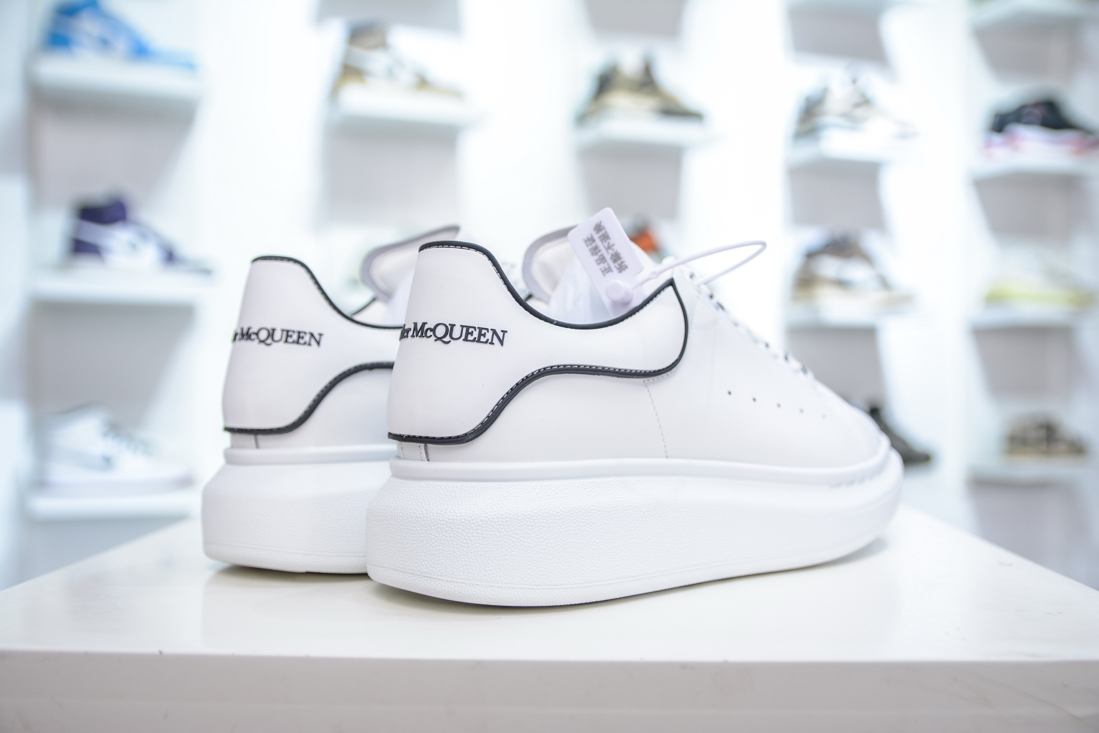 意大利高奢品牌-亚历山大·麦昆Alexander McQueen Oversized Sneakers 低帮时装厚底休闲运动小白板鞋白色光滑牛皮革系带运动鞋