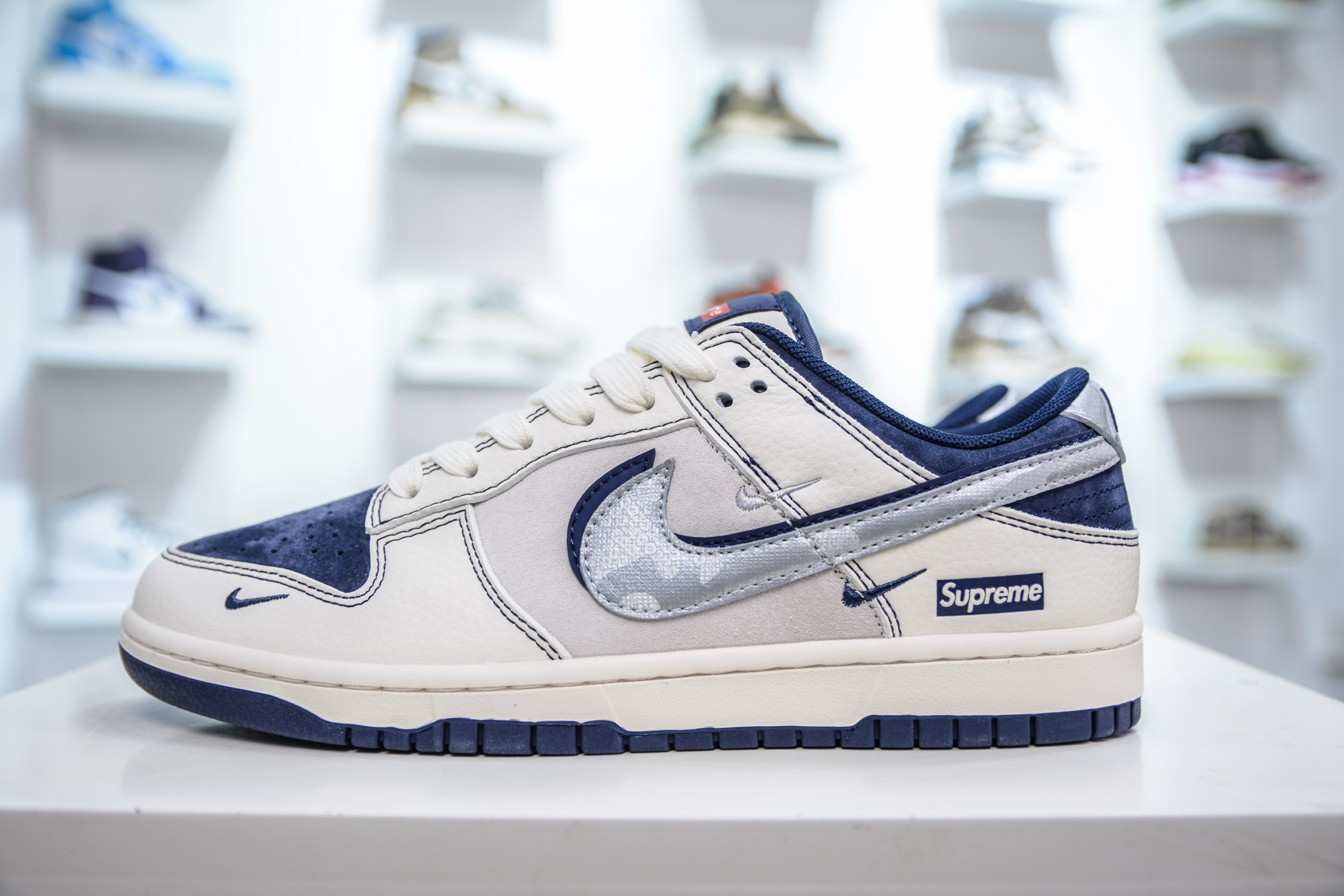 Nike SB Dunk Low x Supreme SUP联名-暗纹银蓝勾 DM6868-044