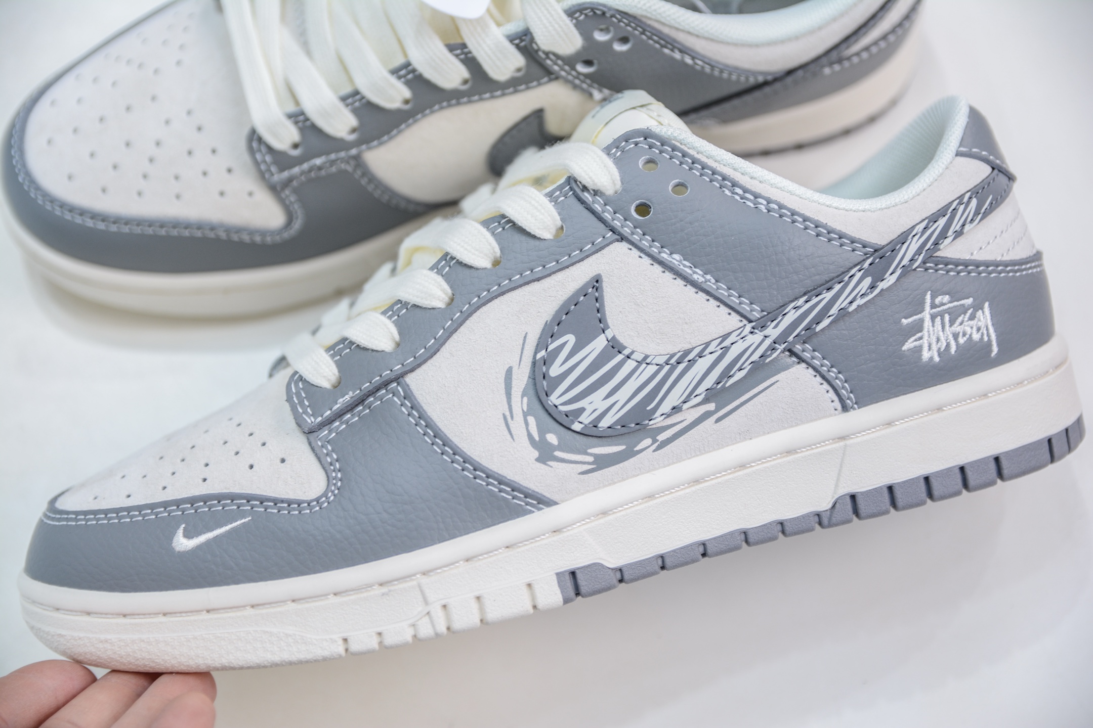 Nike SB Dunk Low x Stussy 斯图西联名-白灰涂鸦  DM6868-024