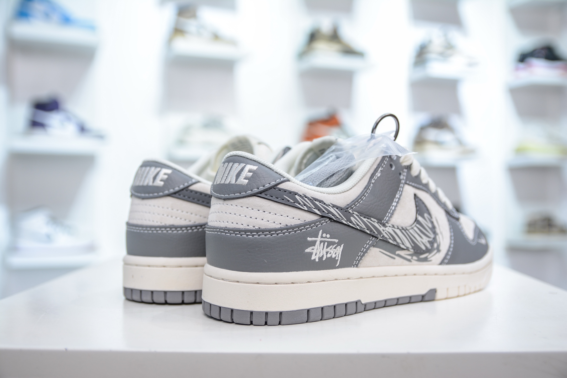 Nike SB Dunk Low x Stussy 斯图西联名-白灰涂鸦  DM6868-024