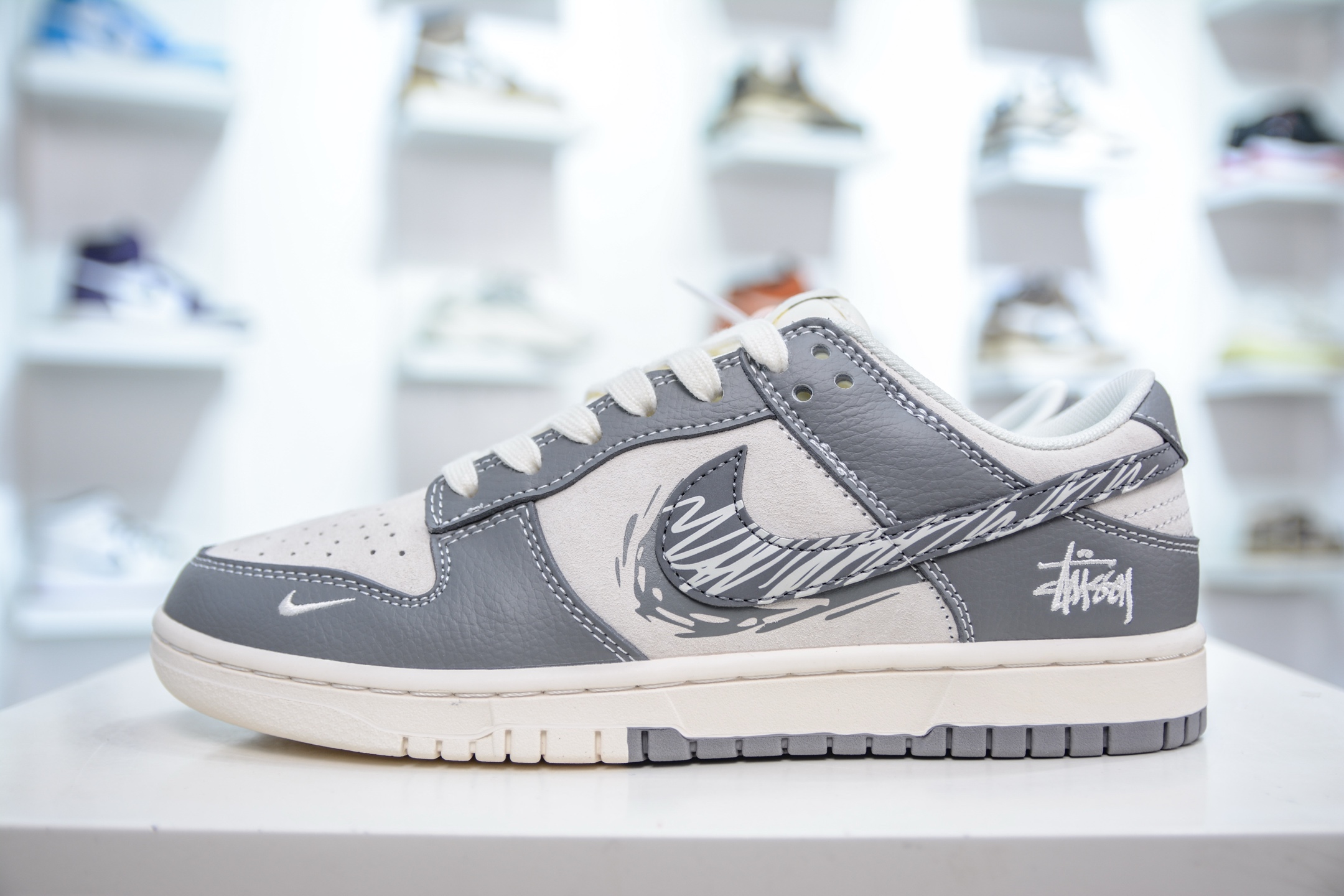 Nike SB Dunk Low x Stussy 斯图西联名-白灰涂鸦  DM6868-024