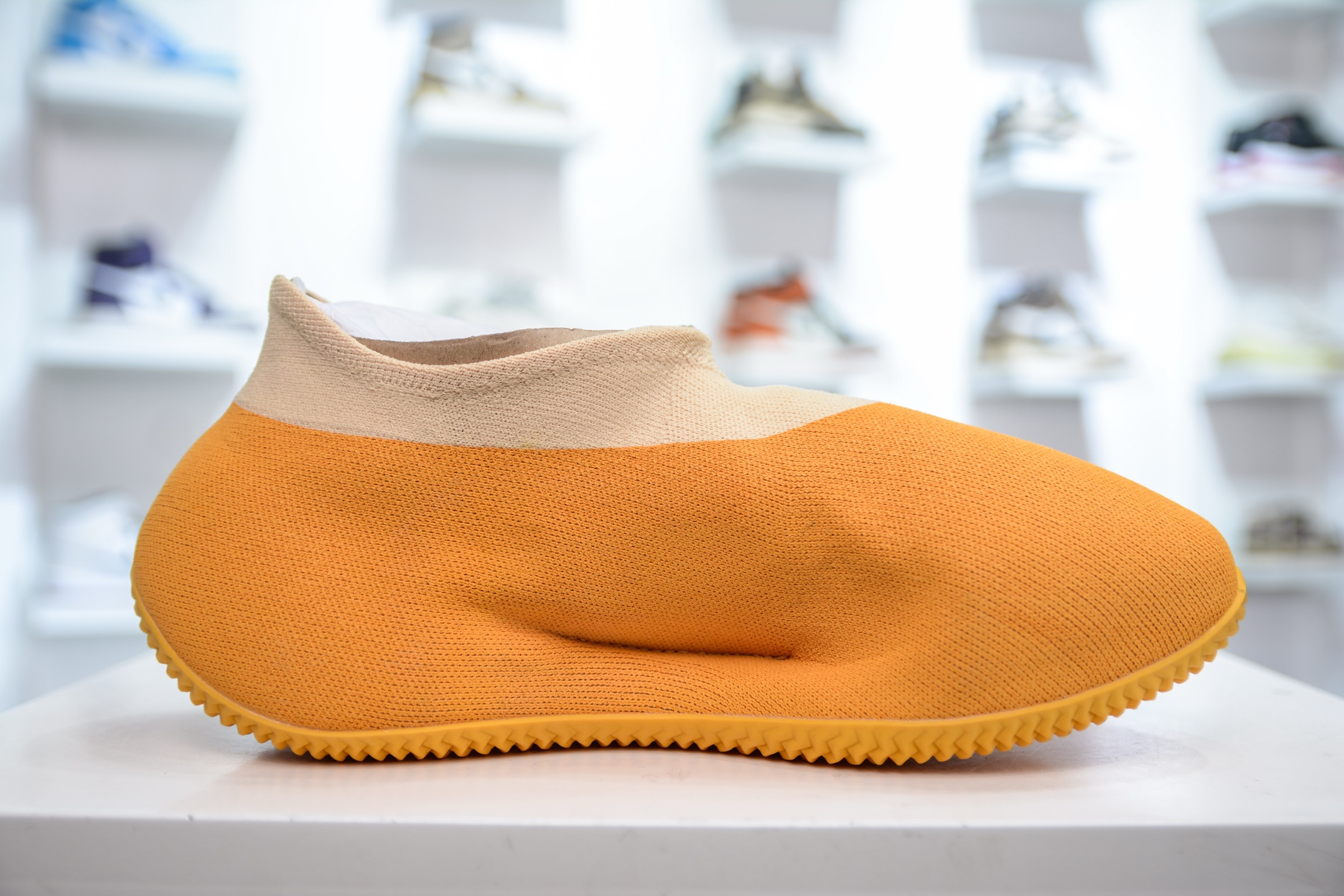 XA版本 Yeezy Knit Runer”Sulfur”功夫跑步者系列低帮袜套式轻便针织透气休闲运动慢跑鞋  GW5353