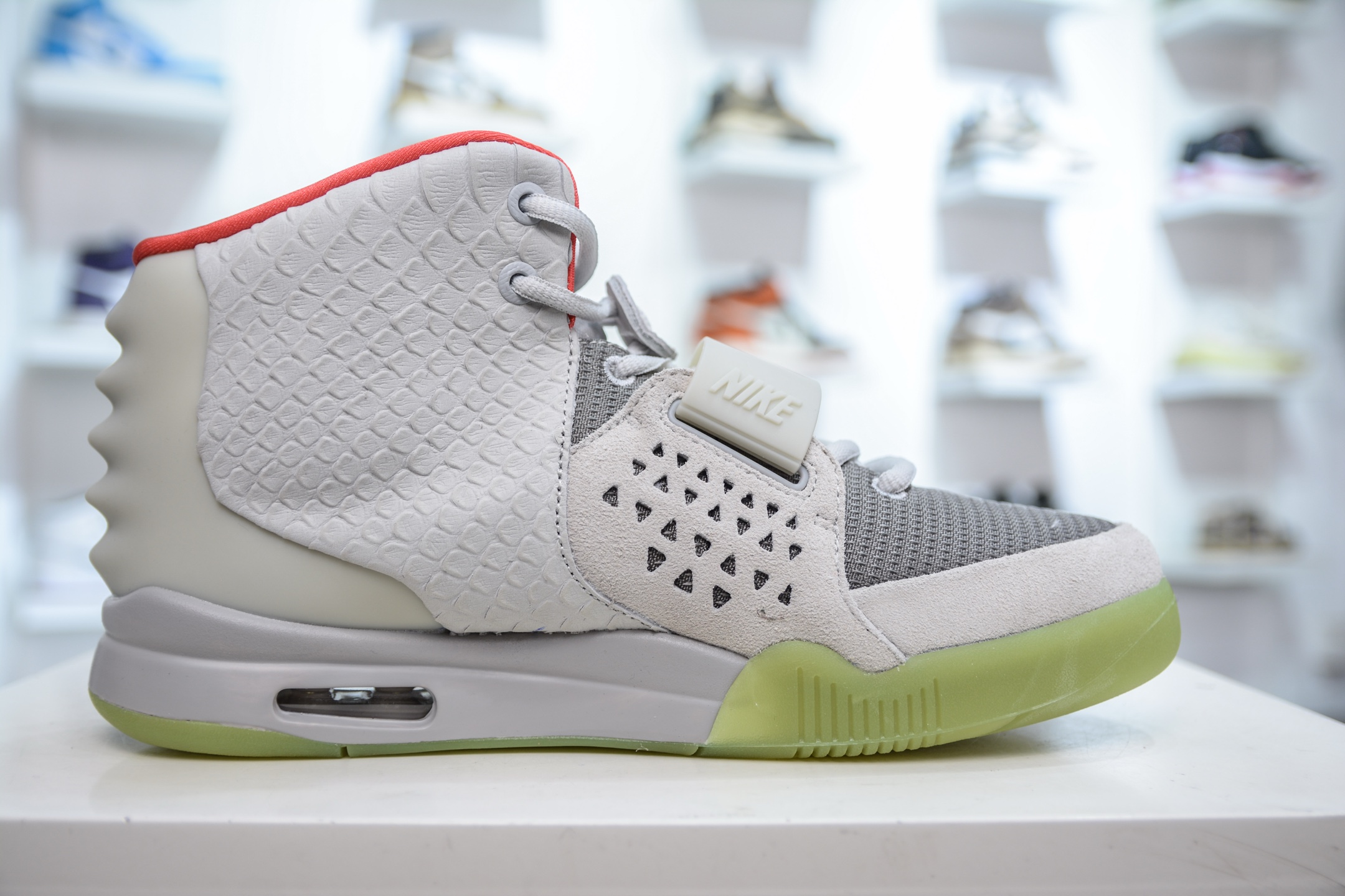 FK版 重磅复刻 Kanye West x Nike Air Yeezy II NRG”Black/Solar Red”椰子二代中帮文化气垫休闲运动篮球鞋 白椰子 508214-010