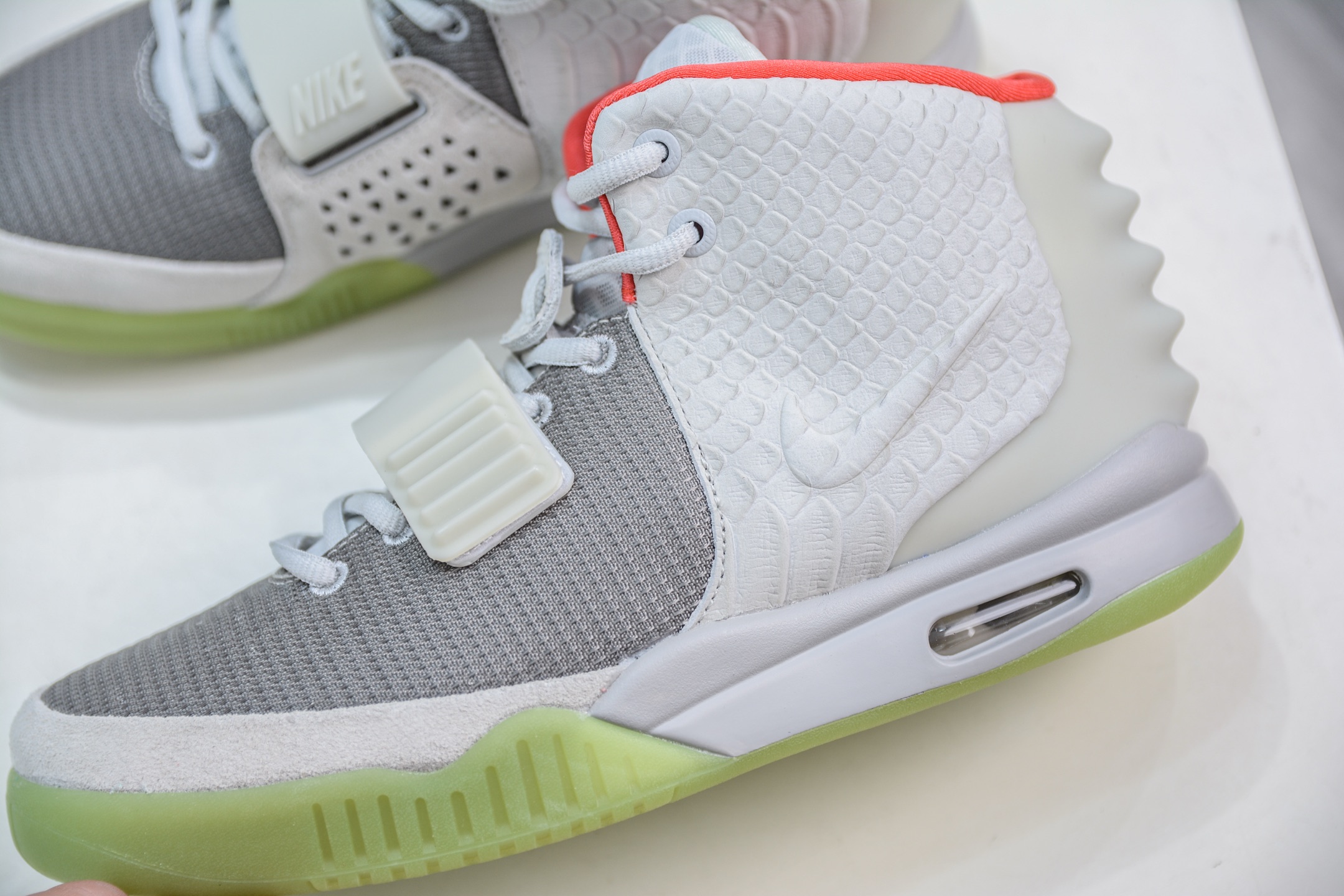 FK版 重磅复刻 Kanye West x Nike Air Yeezy II NRG”Black/Solar Red”椰子二代中帮文化气垫休闲运动篮球鞋 白椰子 508214-010