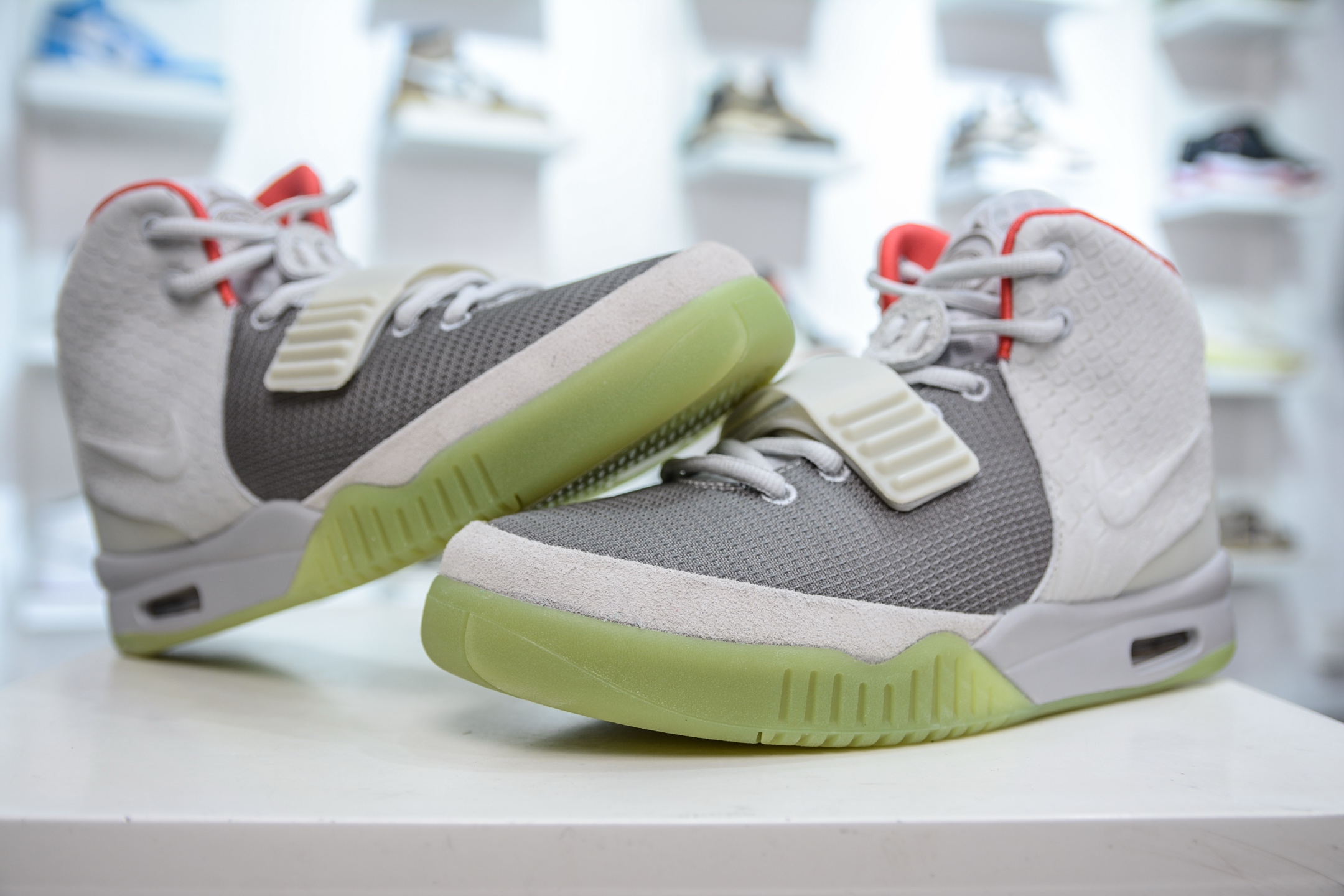 FK版 重磅复刻 Kanye West x Nike Air Yeezy II NRG”Black/Solar Red”椰子二代中帮文化气垫休闲运动篮球鞋 白椰子 508214-010