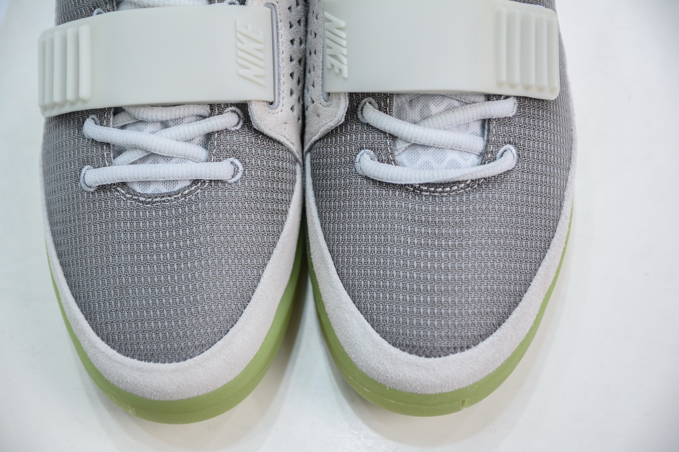 FK版 重磅复刻 Kanye West x Nike Air Yeezy II NRG”Black/Solar Red”椰子二代中帮文化气垫休闲运动篮球鞋 白椰子 508214-010