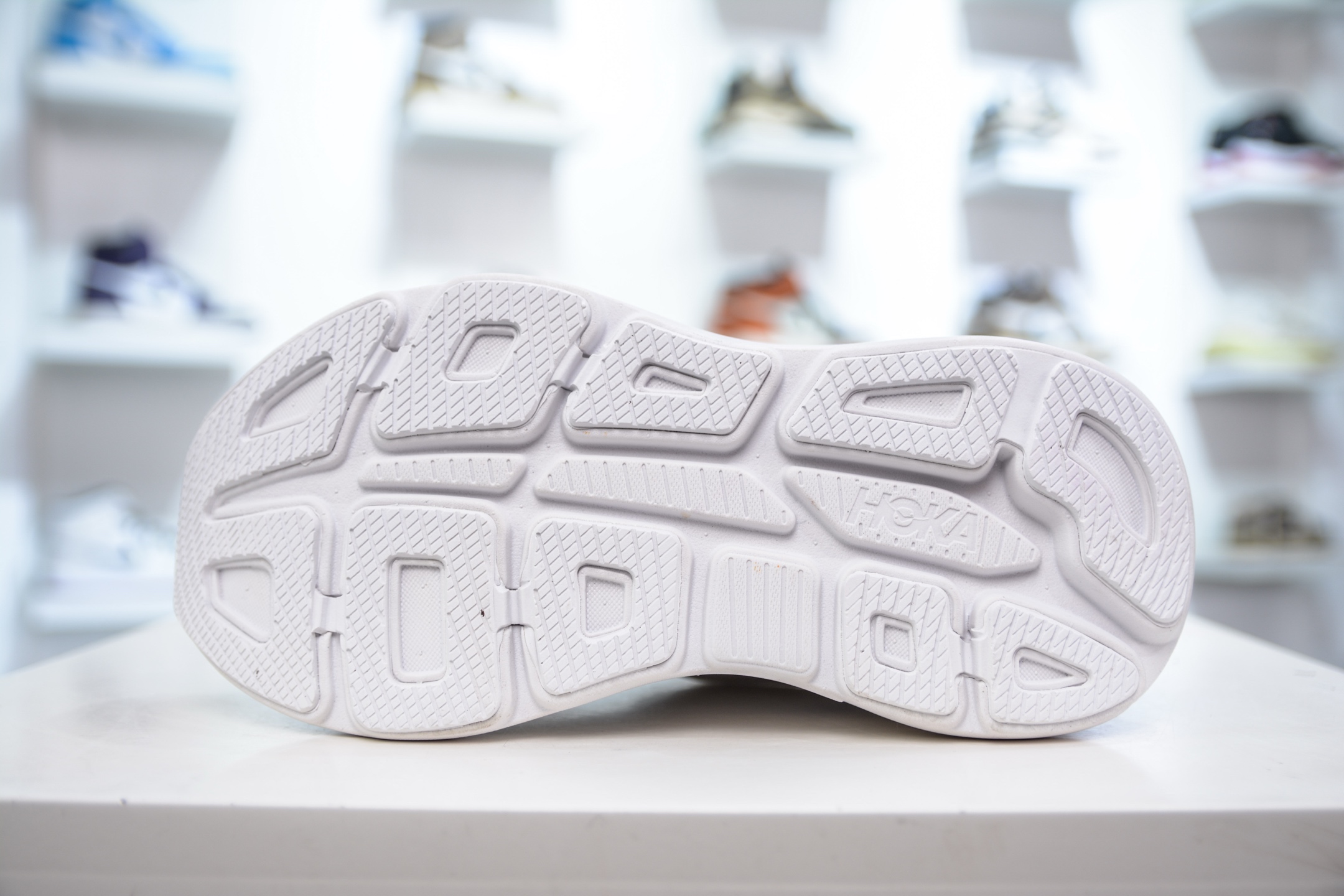 200   HOKA One One Clifton 9 Low  1162012/CYWH