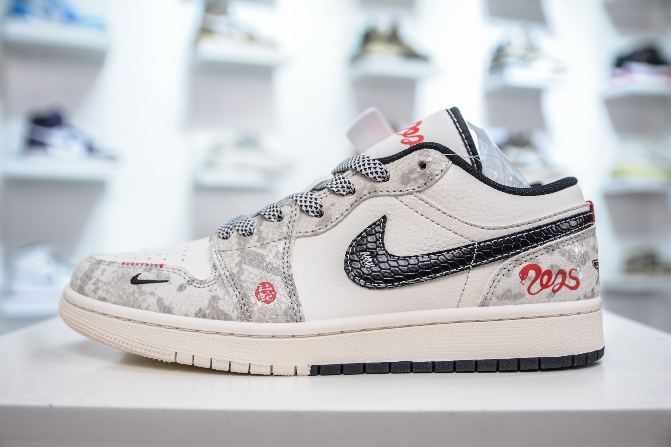 270  Air Jordan 1 蛇年限定 灰黑蛇鳞 SJ9950-055