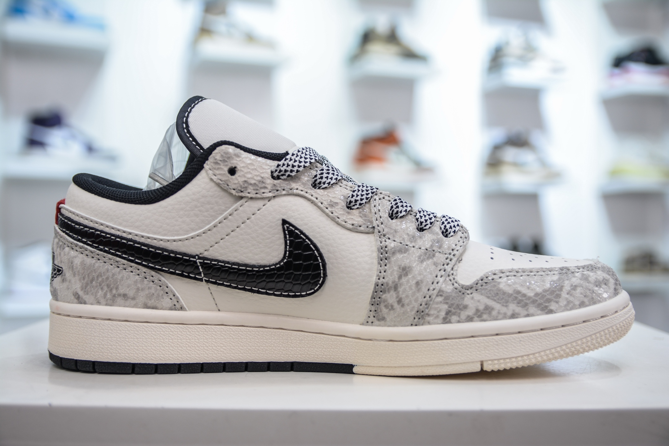 270  Air Jordan 1 蛇年限定 灰黑蛇鳞 SJ9950-055