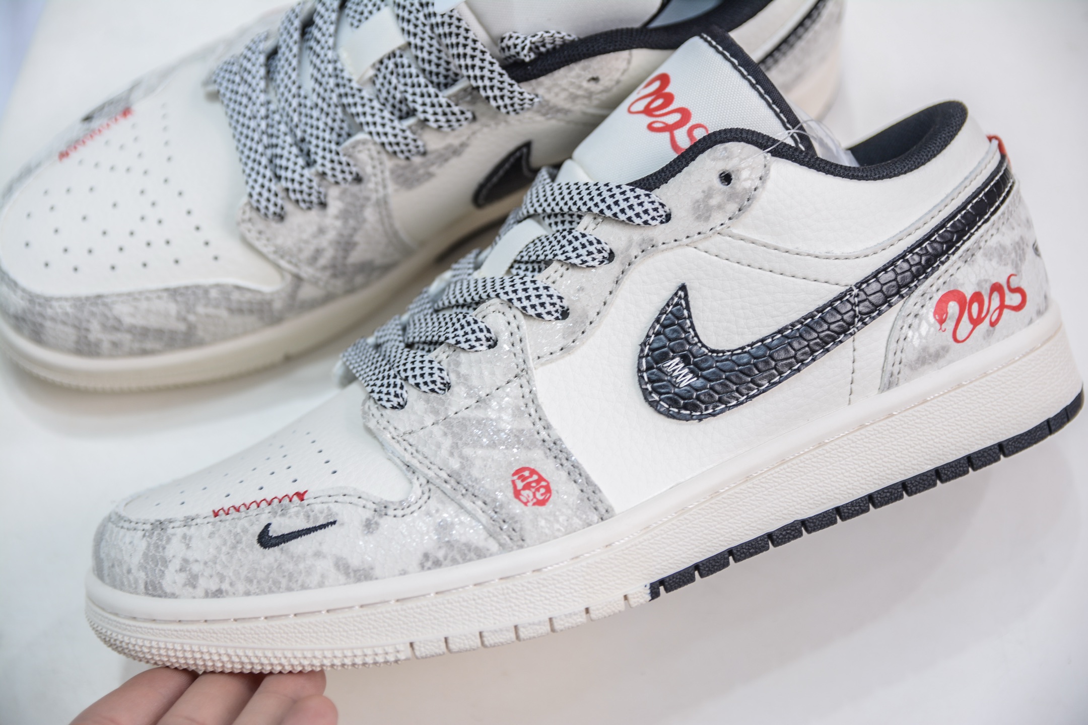 270  Air Jordan 1 蛇年限定 灰黑蛇鳞 SJ9950-055
