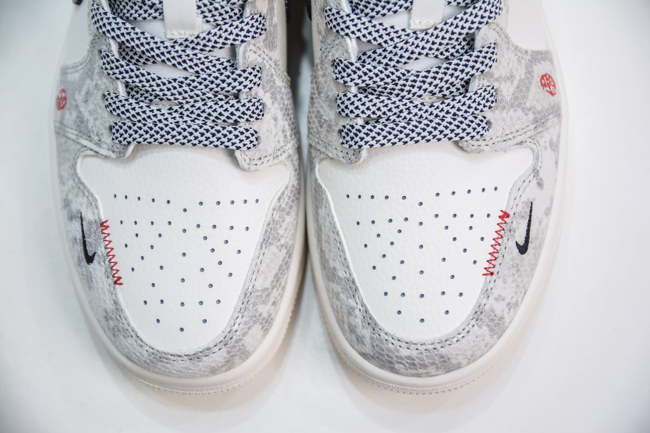270  Air Jordan 1 蛇年限定 灰黑蛇鳞 SJ9950-055