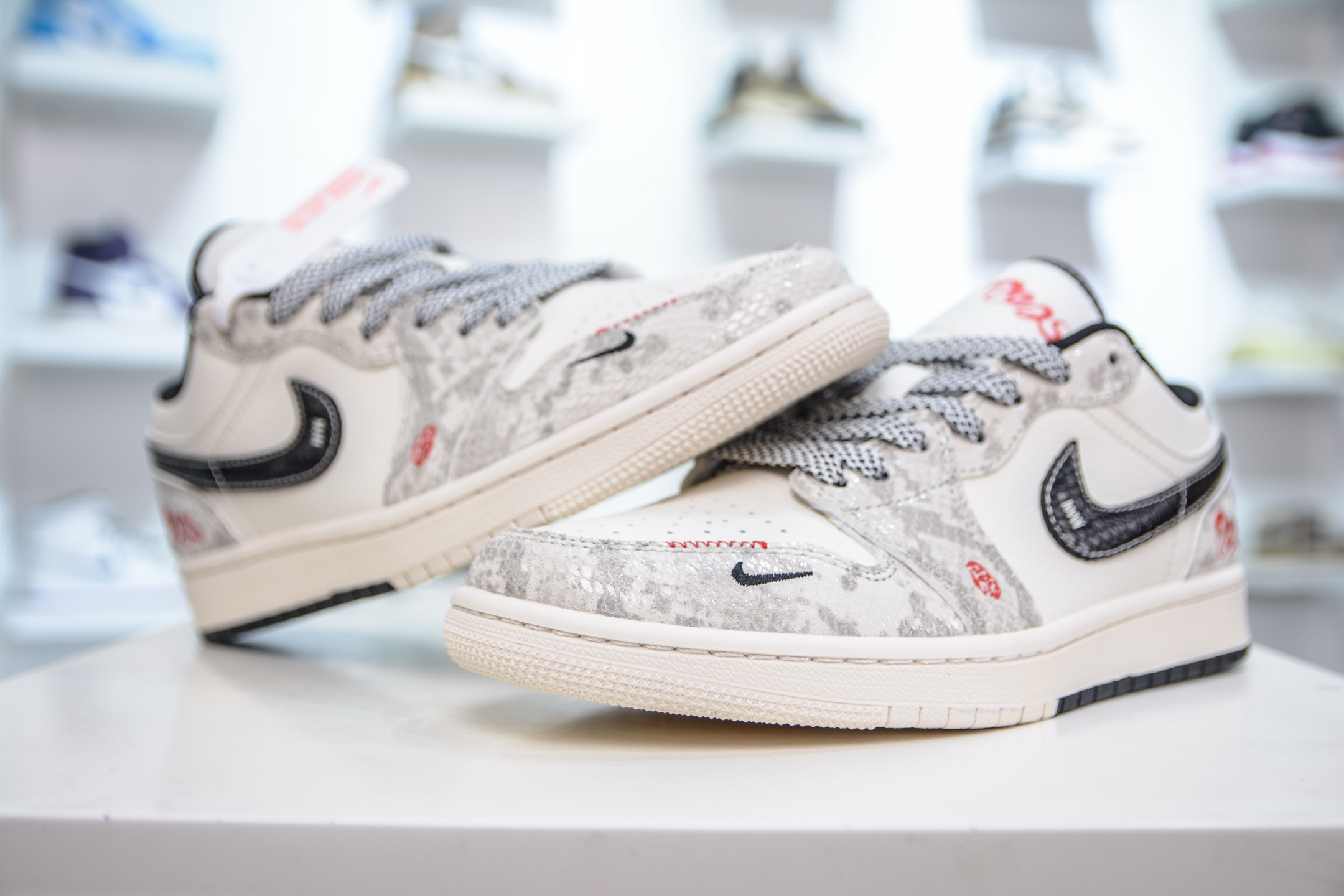 270  Air Jordan 1 蛇年限定 灰黑蛇鳞 SJ9950-055