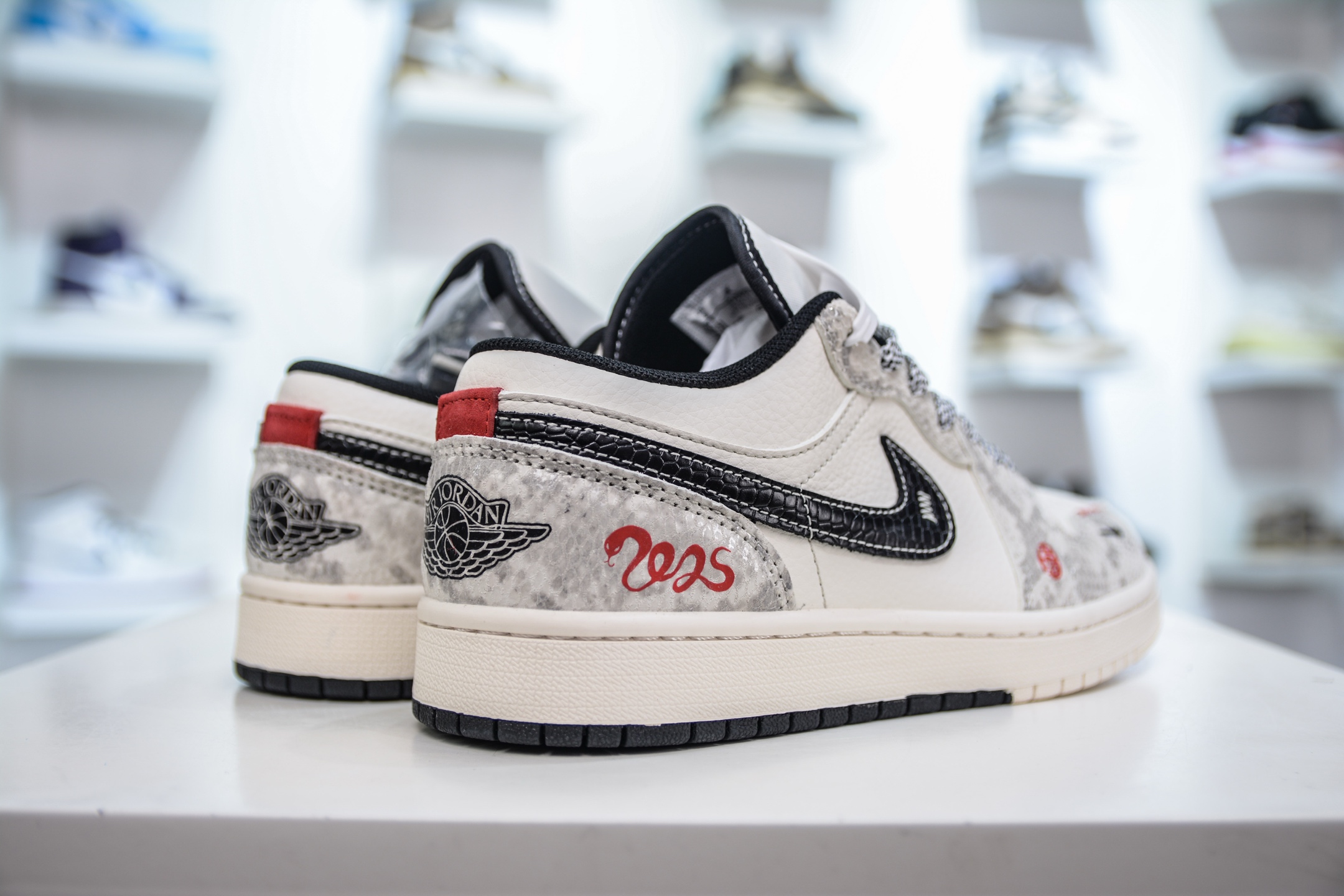 270  Air Jordan 1 蛇年限定 灰黑蛇鳞 SJ9950-055