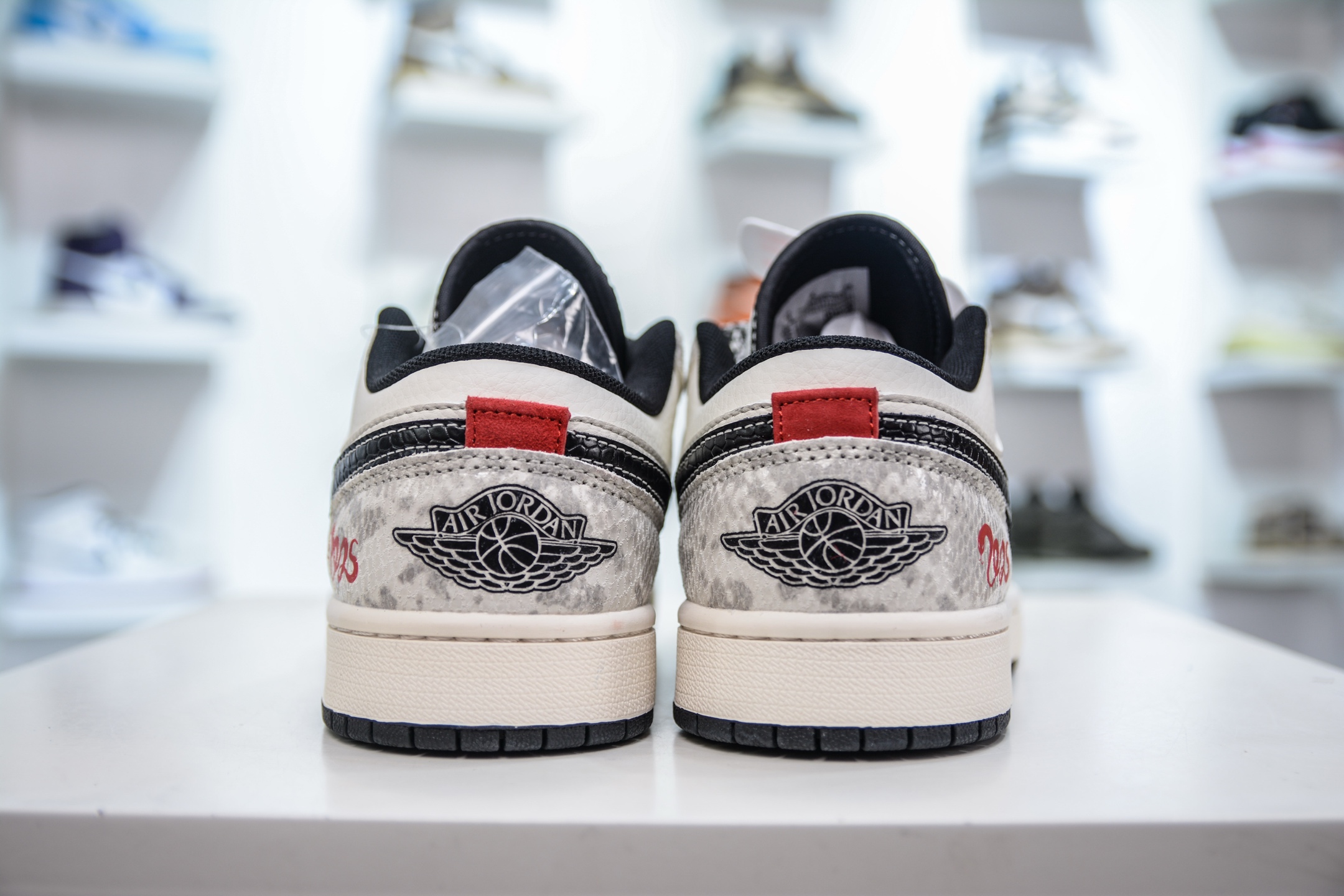 270  Air Jordan 1 蛇年限定 灰黑蛇鳞 SJ9950-055