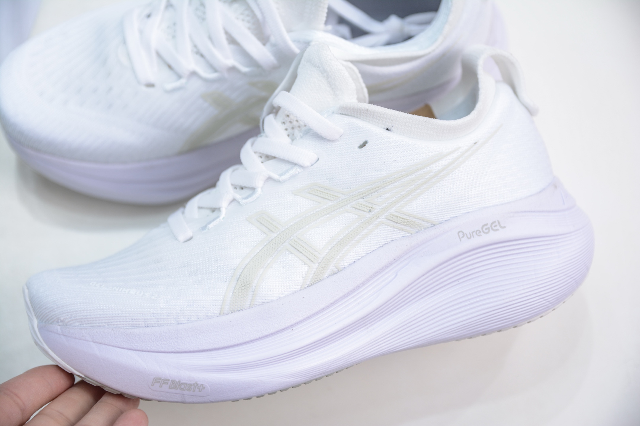 190  Asics Gel-Nimbus 27 亚瑟士专业跑鞋  1012B753-100