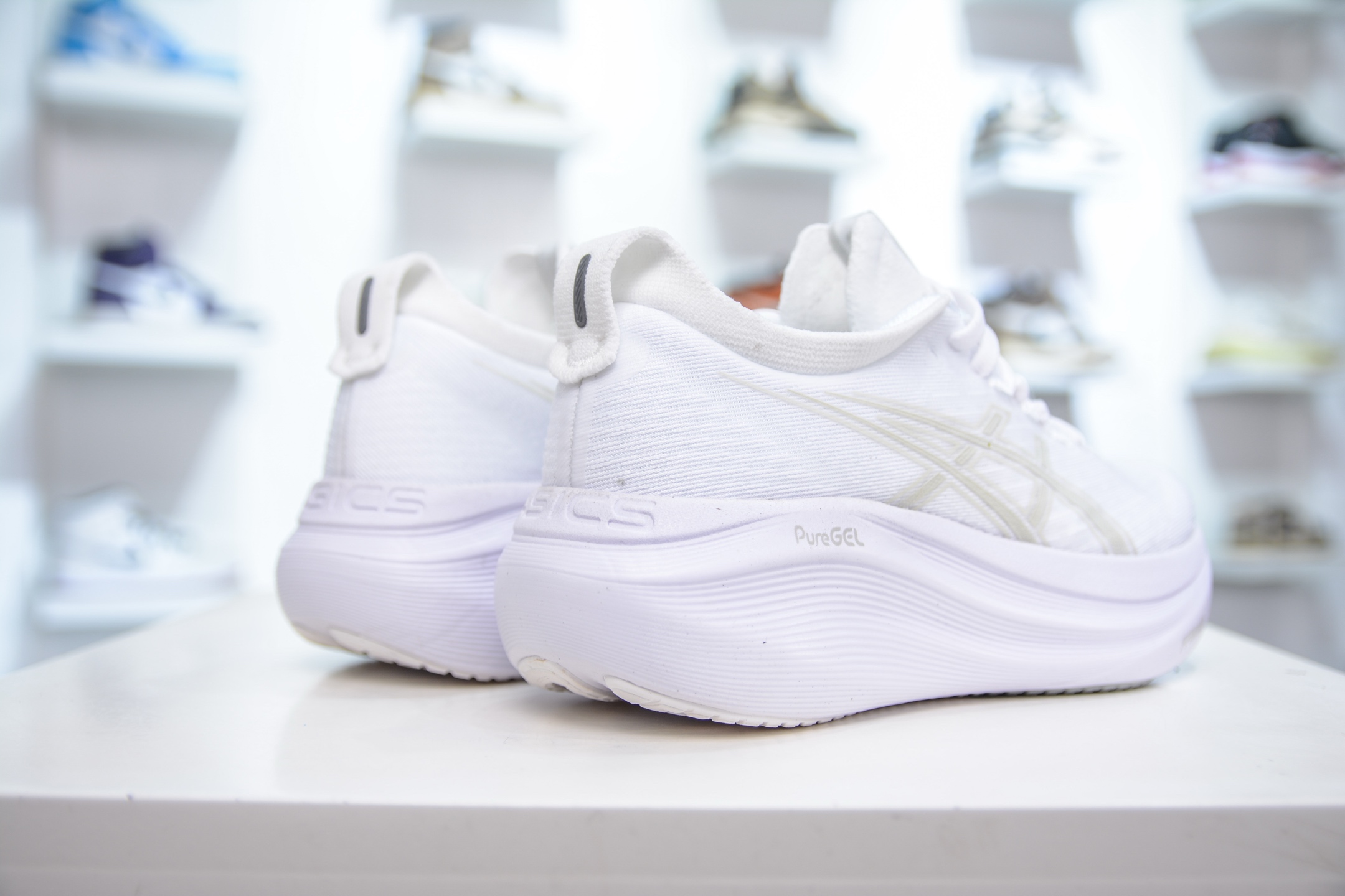 190  Asics Gel-Nimbus 27 亚瑟士专业跑鞋  1012B753-100