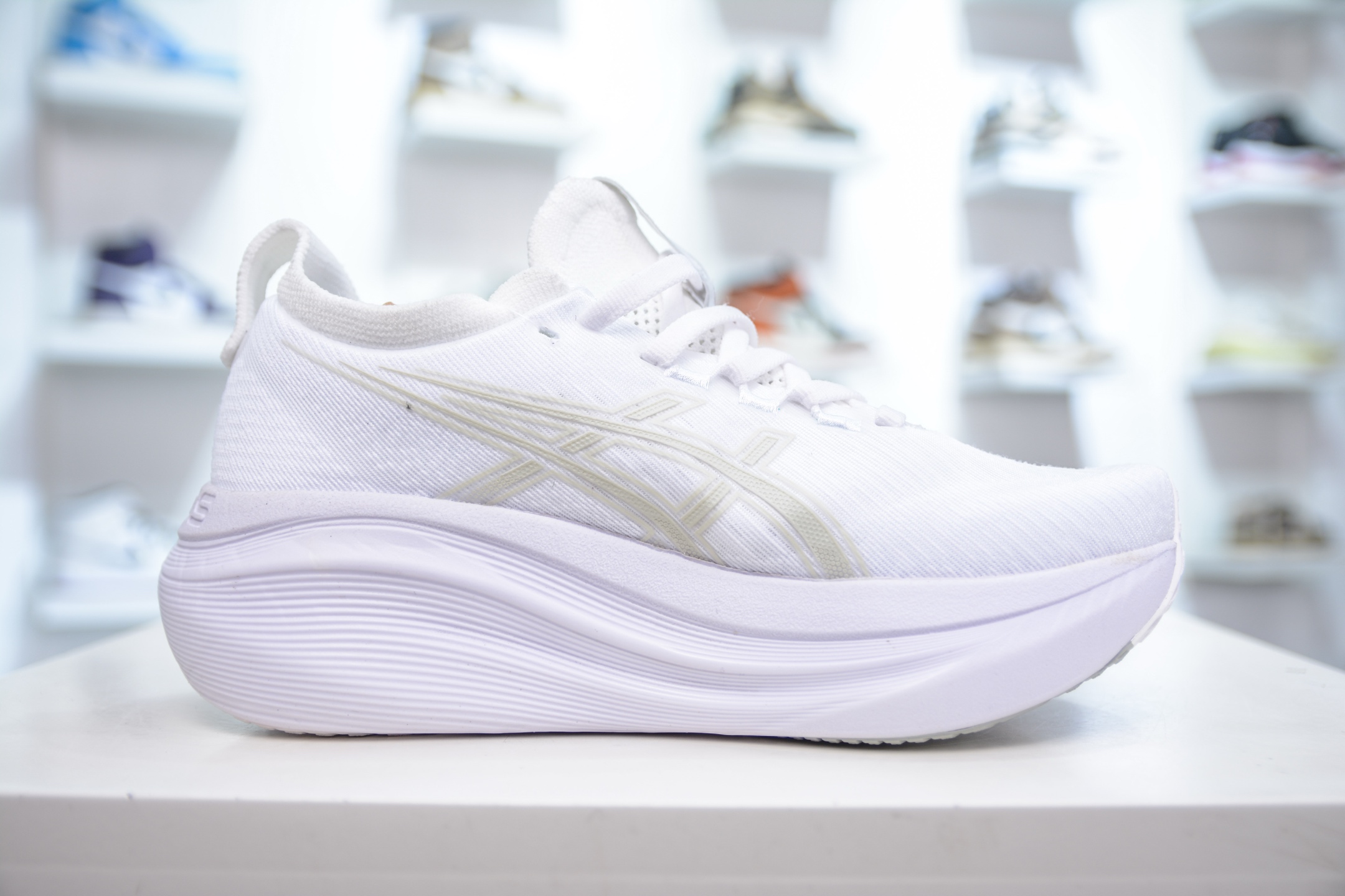 190  Asics Gel-Nimbus 27 亚瑟士专业跑鞋  1012B753-100
