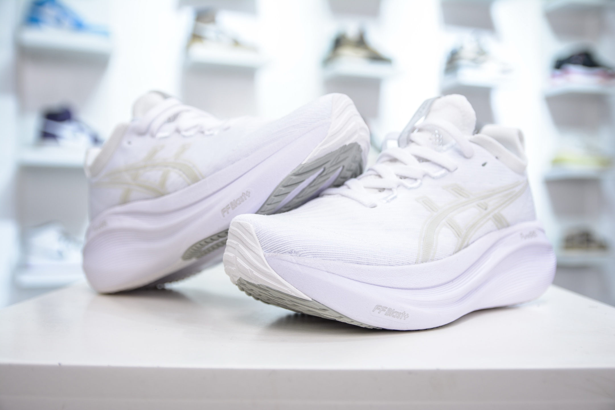 190  Asics Gel-Nimbus 27 亚瑟士专业跑鞋  1012B753-100