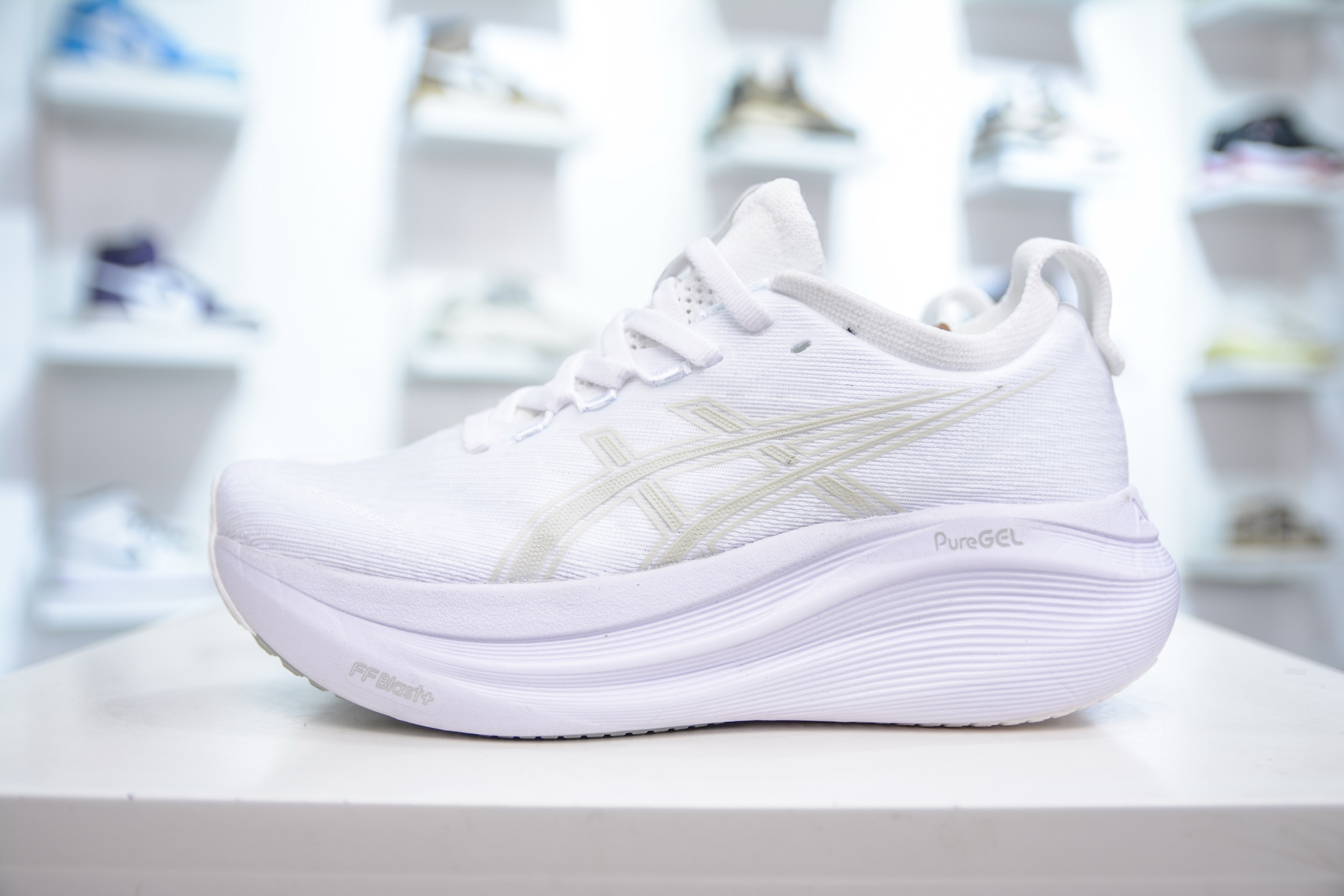 190  Asics Gel-Nimbus 27 亚瑟士专业跑鞋  1012B753-100