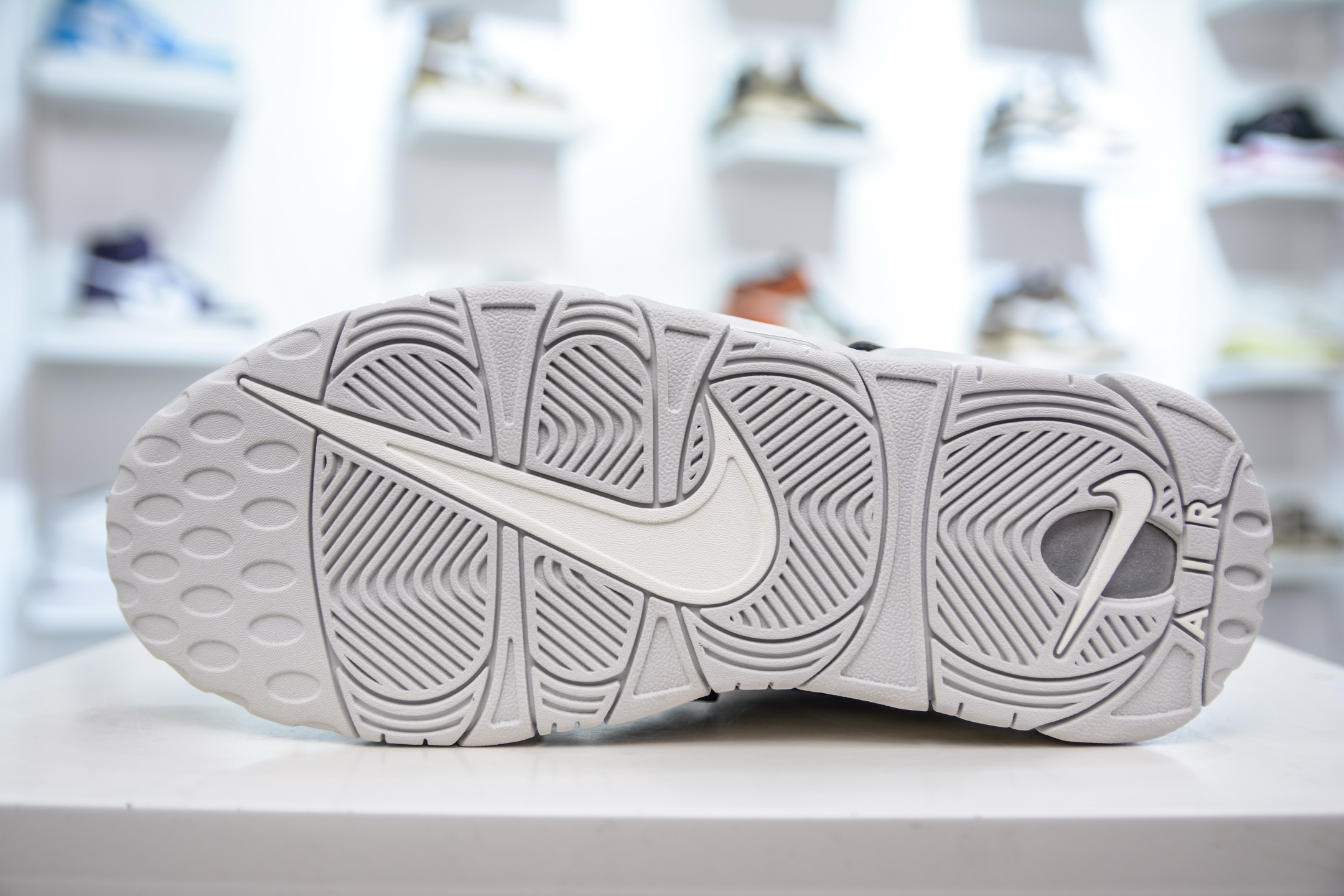  
纯原 NK Air More Uptempo ’96 OG 皮蓬大AIR 以流行于街头的涂鸦文化为设