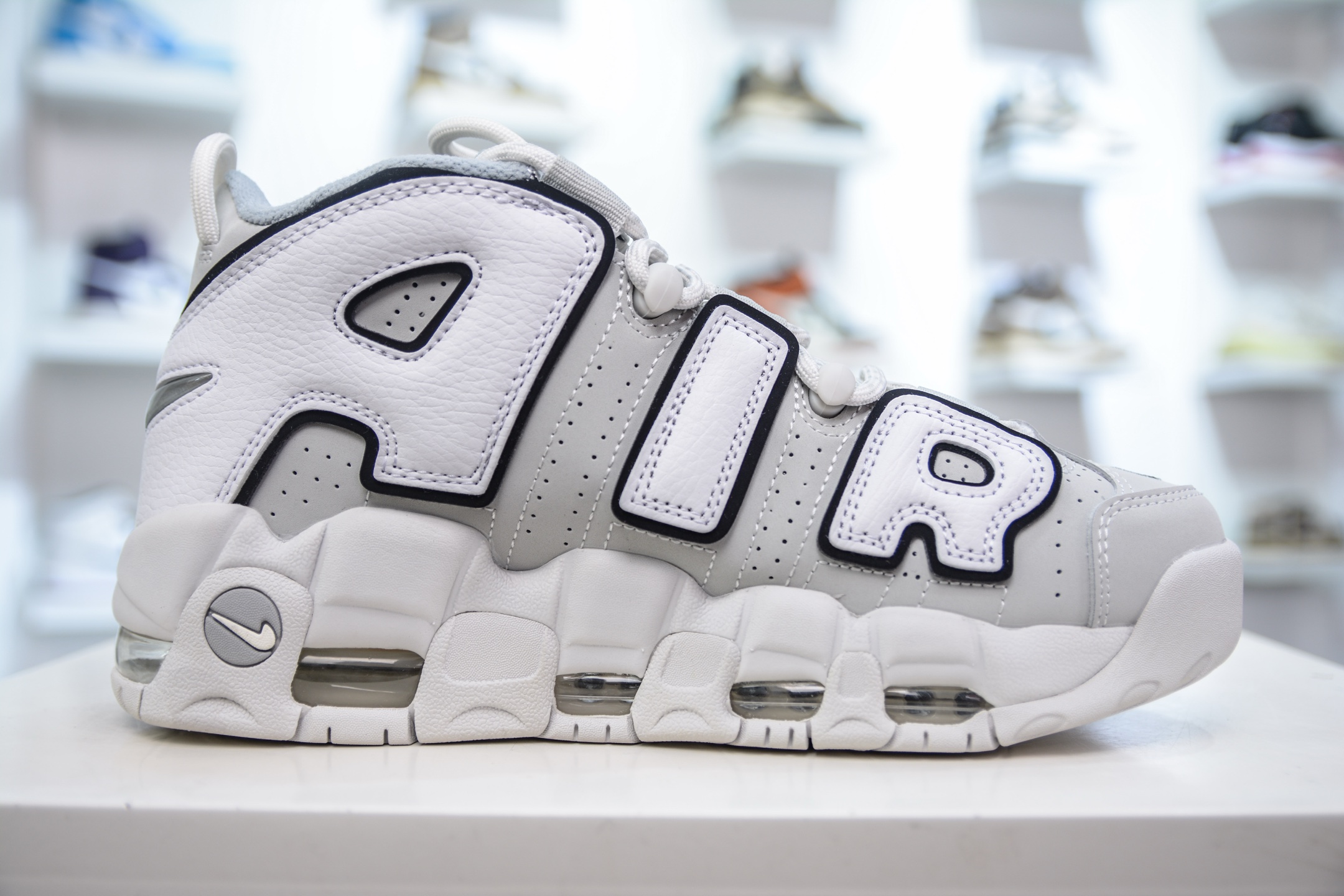  
纯原 NK Air More Uptempo ’96 OG 皮蓬大AIR 以流行于街头的涂鸦文化为设
