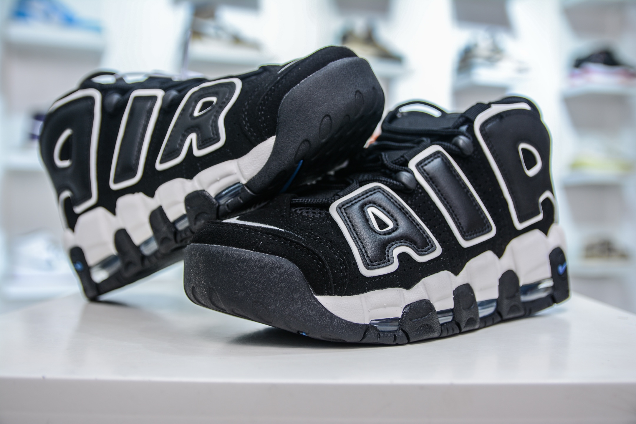   
纯原 NK Air More Uptempo ’96 OG 皮蓬大AIR 以流行于街头的涂鸦文化为
