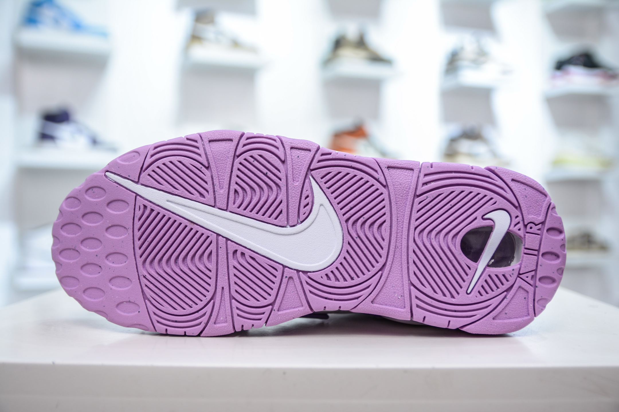  
纯原 NK Air More Uptempo ’96 OG 皮蓬大AIR 以流行于街头的涂鸦文化为设