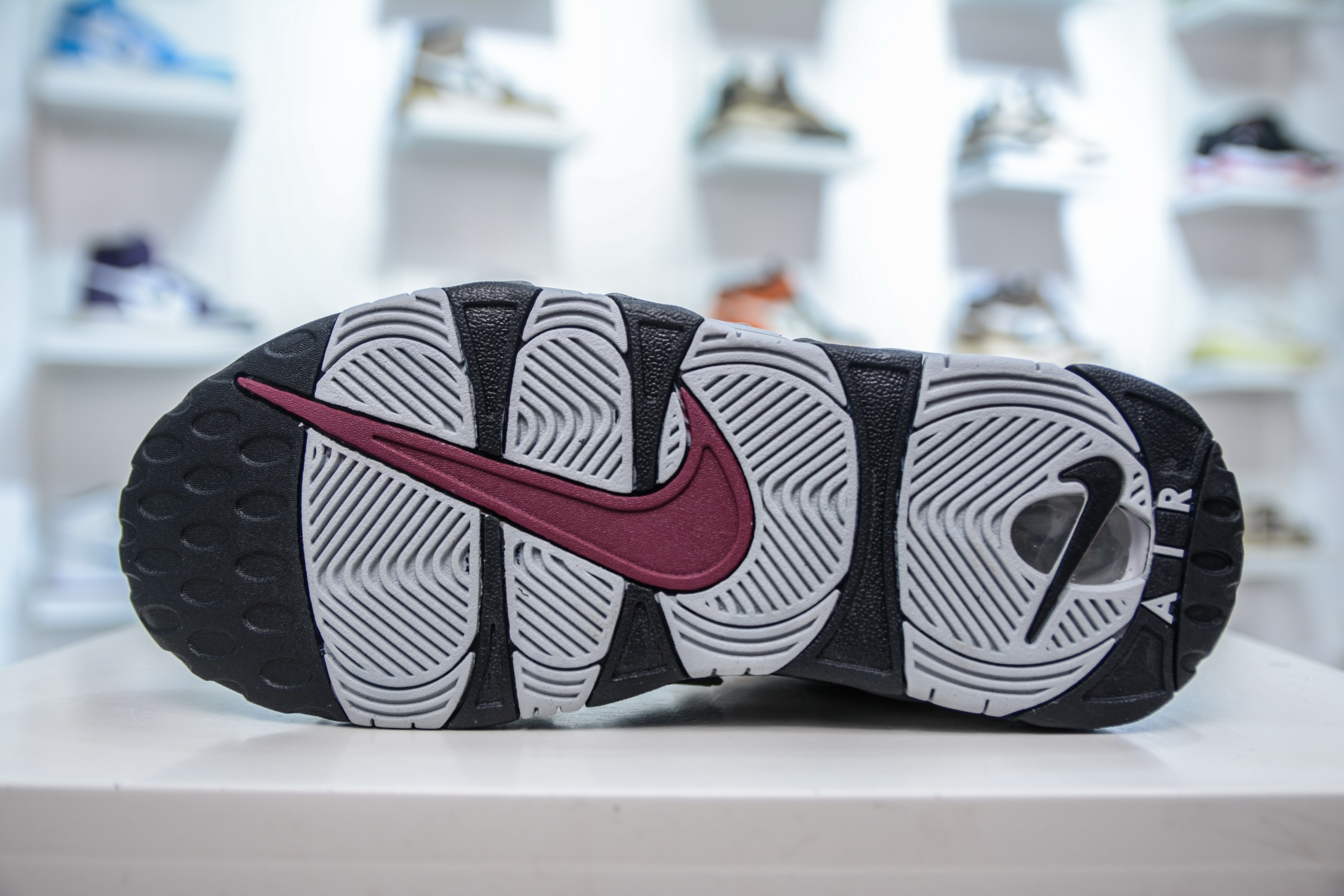  
纯原 NK Air More Uptempo ’96 OG 皮蓬大AIR 以流行于街头的涂鸦文化为设