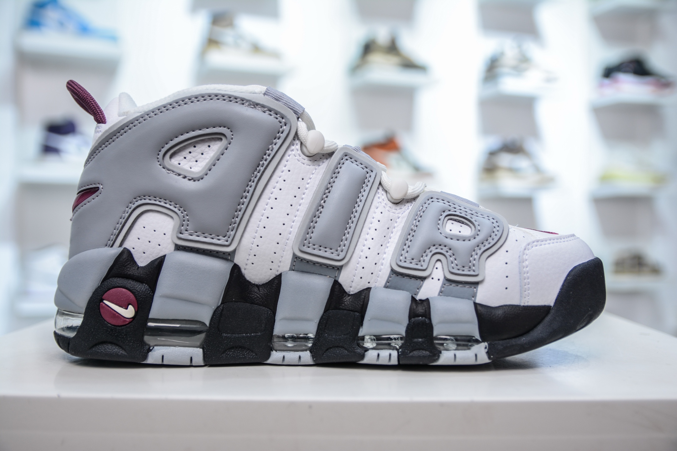  
纯原 NK Air More Uptempo ’96 OG 皮蓬大AIR 以流行于街头的涂鸦文化为设
