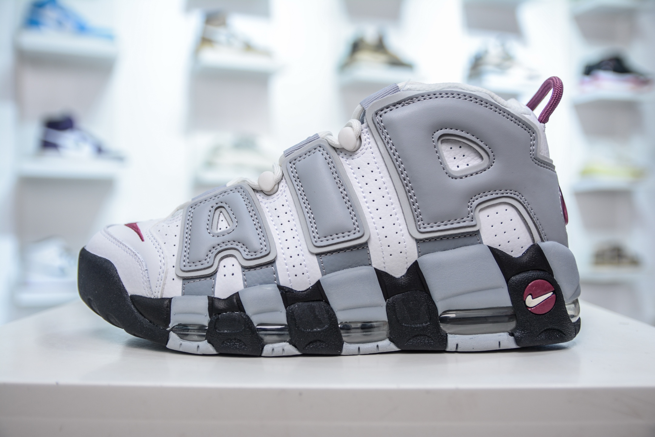  
纯原 NK Air More Uptempo ’96 OG 皮蓬大AIR 以流行于街头的涂鸦文化为设